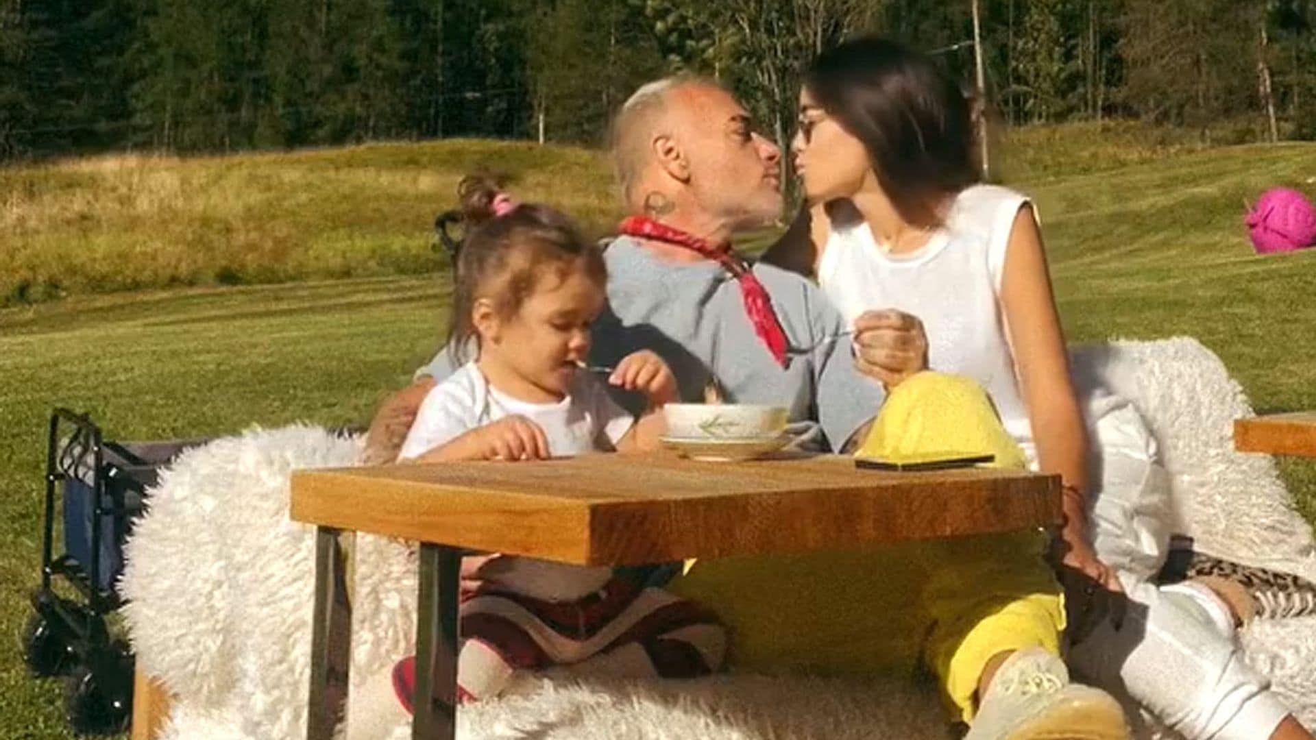 Gianluca Vacchi y Sharon Fonseca disfrutan de la montaña con su hija entre hogueras y naturaleza