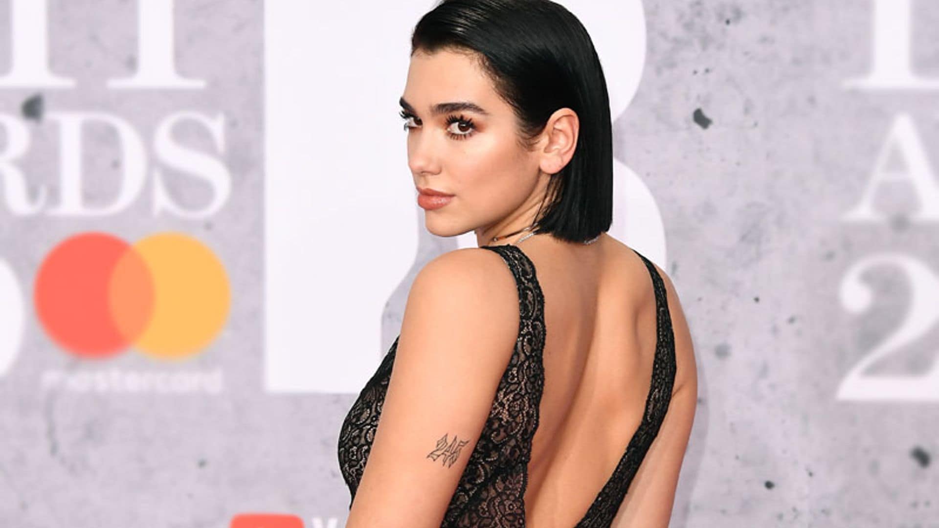 De una sensual Dua Lipa a la invitada en vaqueros, los looks más comentados de los BRIT Awards