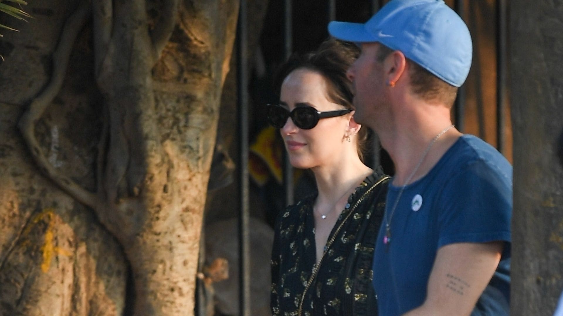 Dakota Johnson presume su estilo 'boho' de la mano de Chris Martin