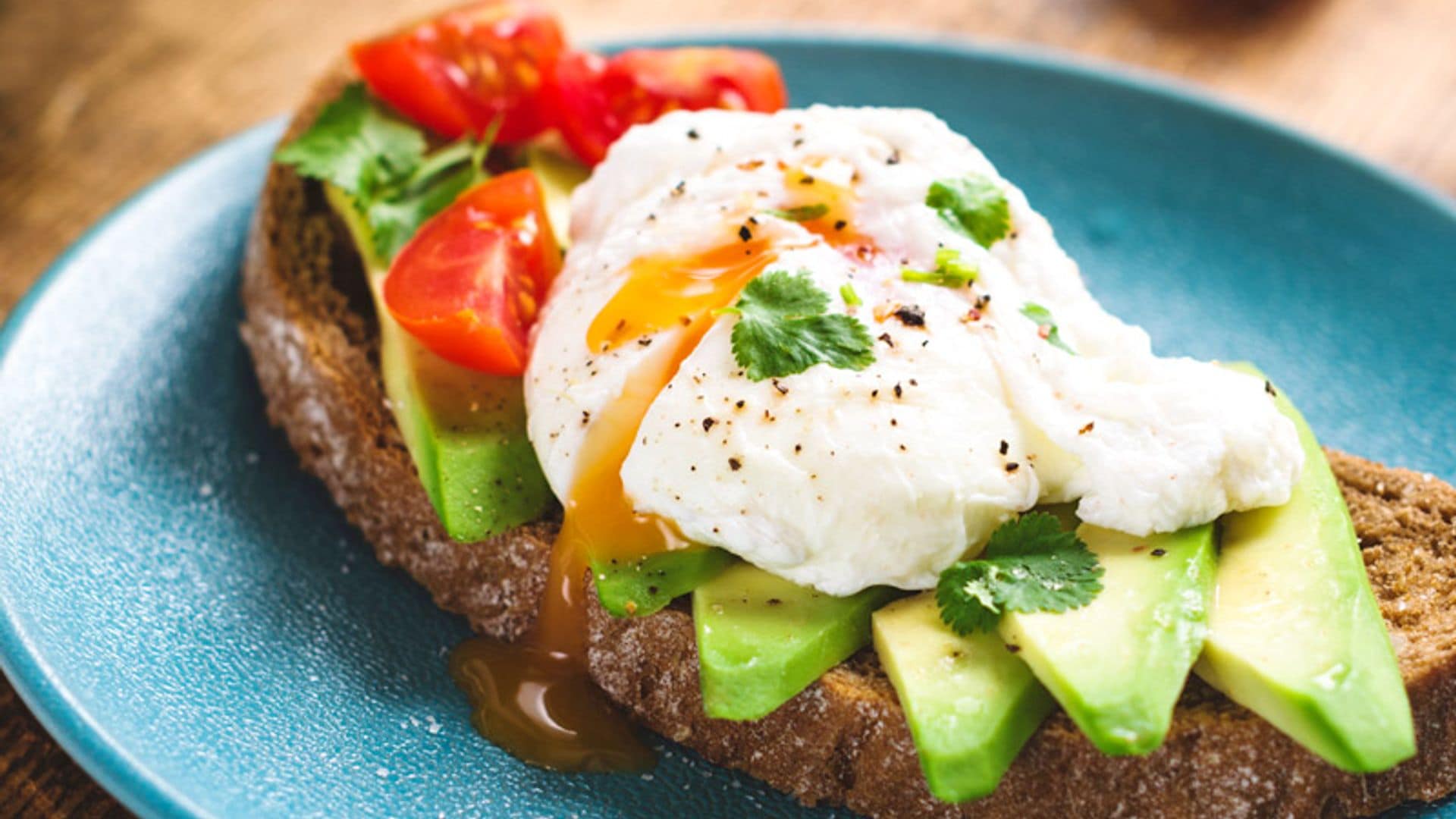 Tostas de aguacate con huevo escalfado