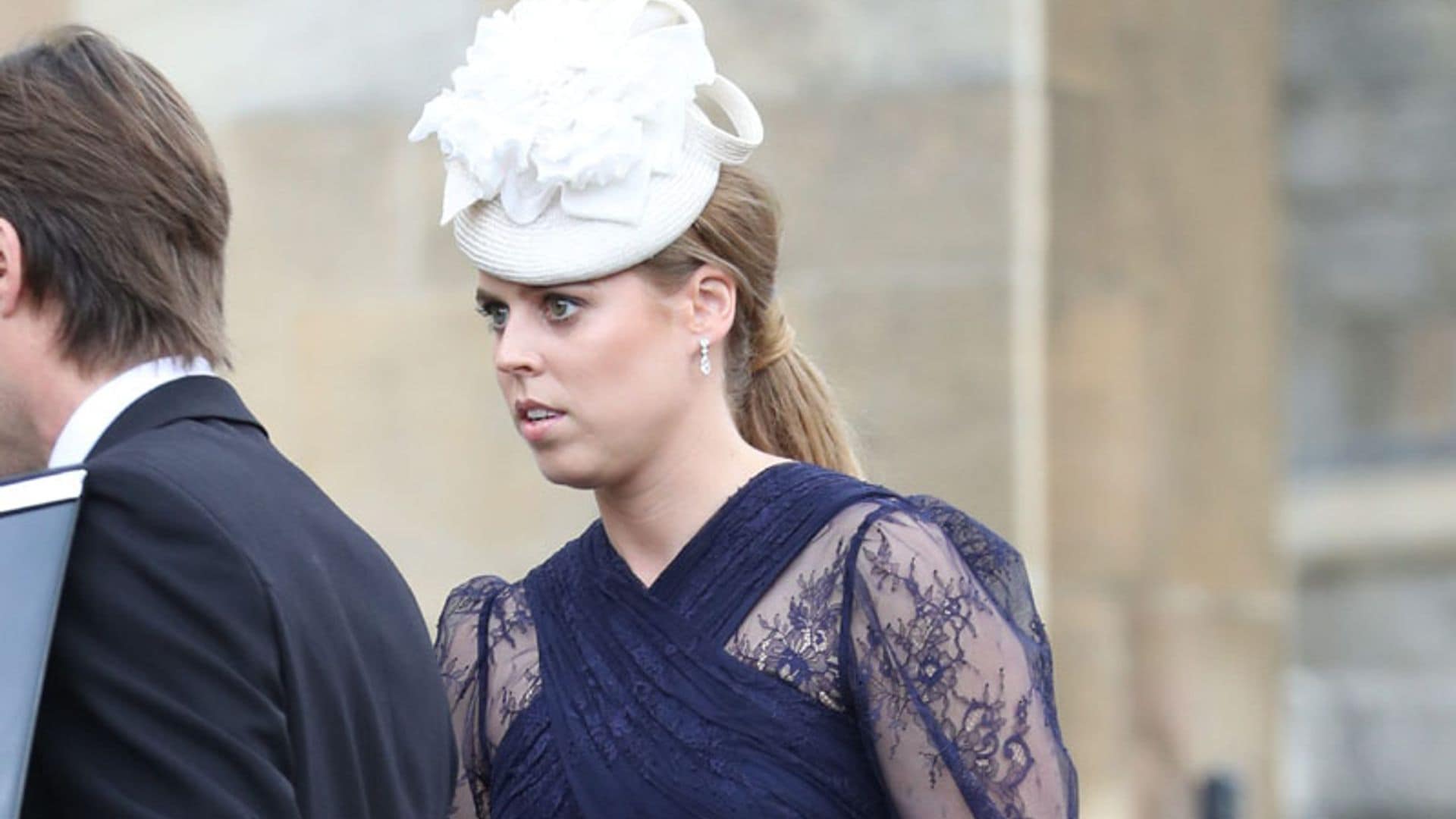 Beatriz de York arriesga y gana con su vestido de transparencias en la boda de Lady Gabriella