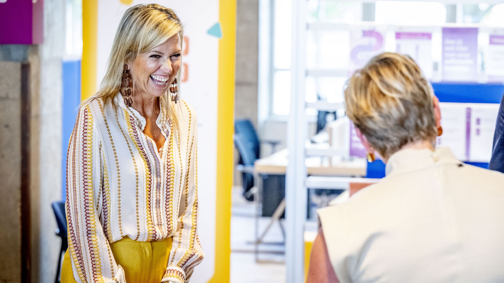 El elegante conjunto 'vitamina' de Máxima que te inspirará a vestir de colores en días nublados