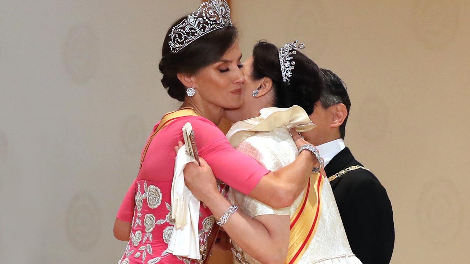 El efusivo abrazo de doña Letizia a  Masako y don  Felipe llevando su ‘clutch’, los momentazos de la cena en Japón