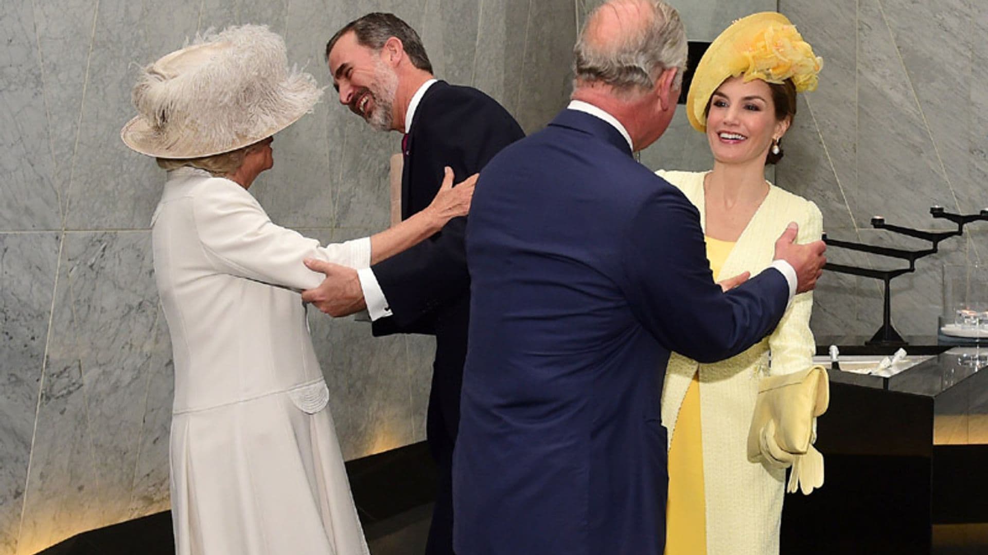 ¿Un beso o dos? El divertido momento en el encuentro de los Reyes con el príncipe Carlos y la Duquesa de Cornualles