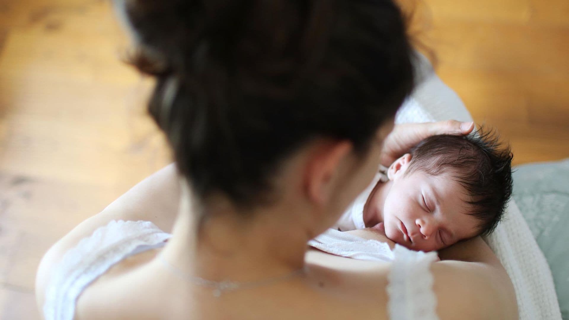 ‘Mi bebé se queda dormido mientras le doy el pecho: ¿cómo sé si ha tomado suficiente leche?’