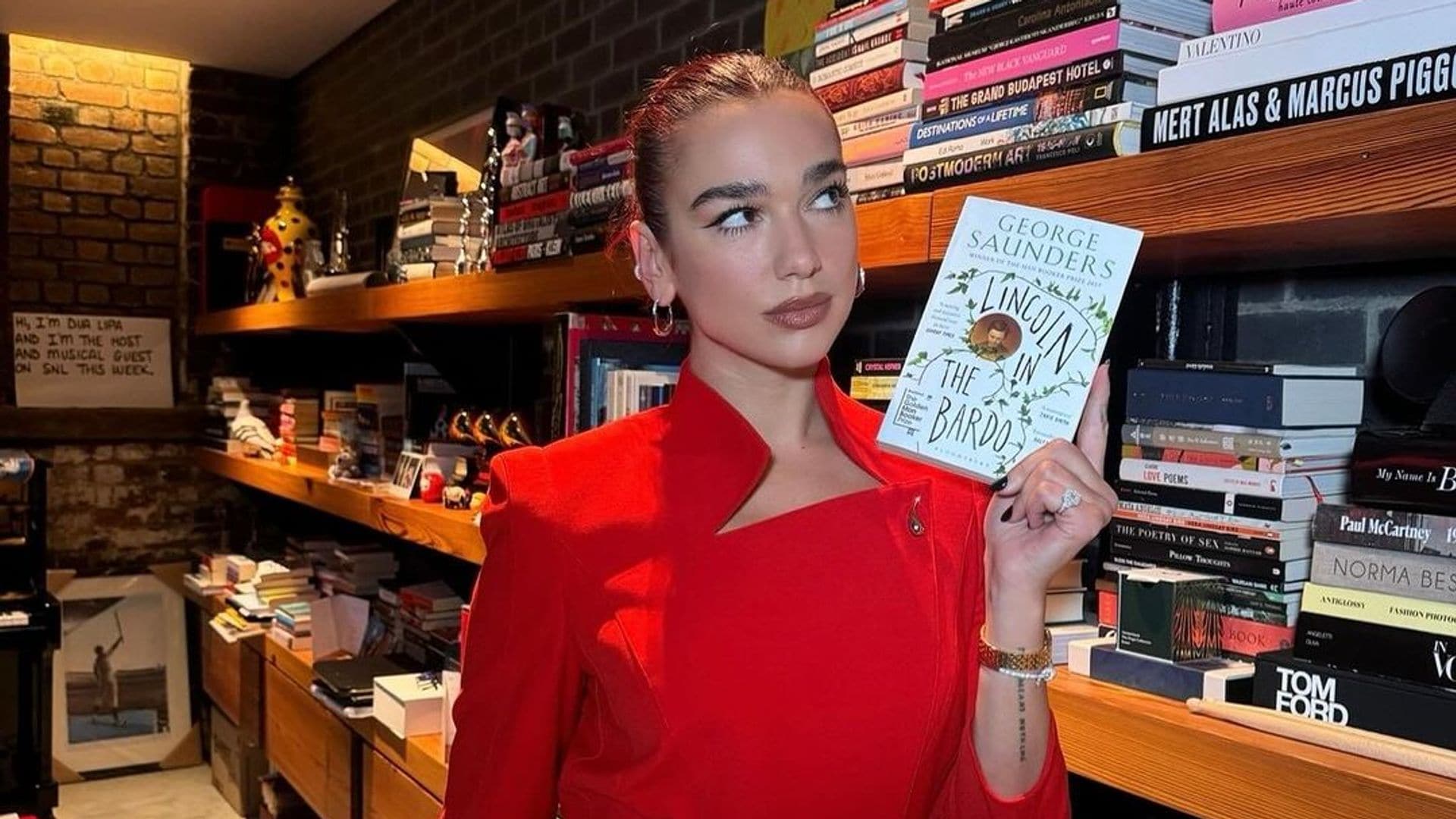 De Dua Lipa a Kaia Gerber: las chicas de moda que adoran la lectura y sus libros favoritos