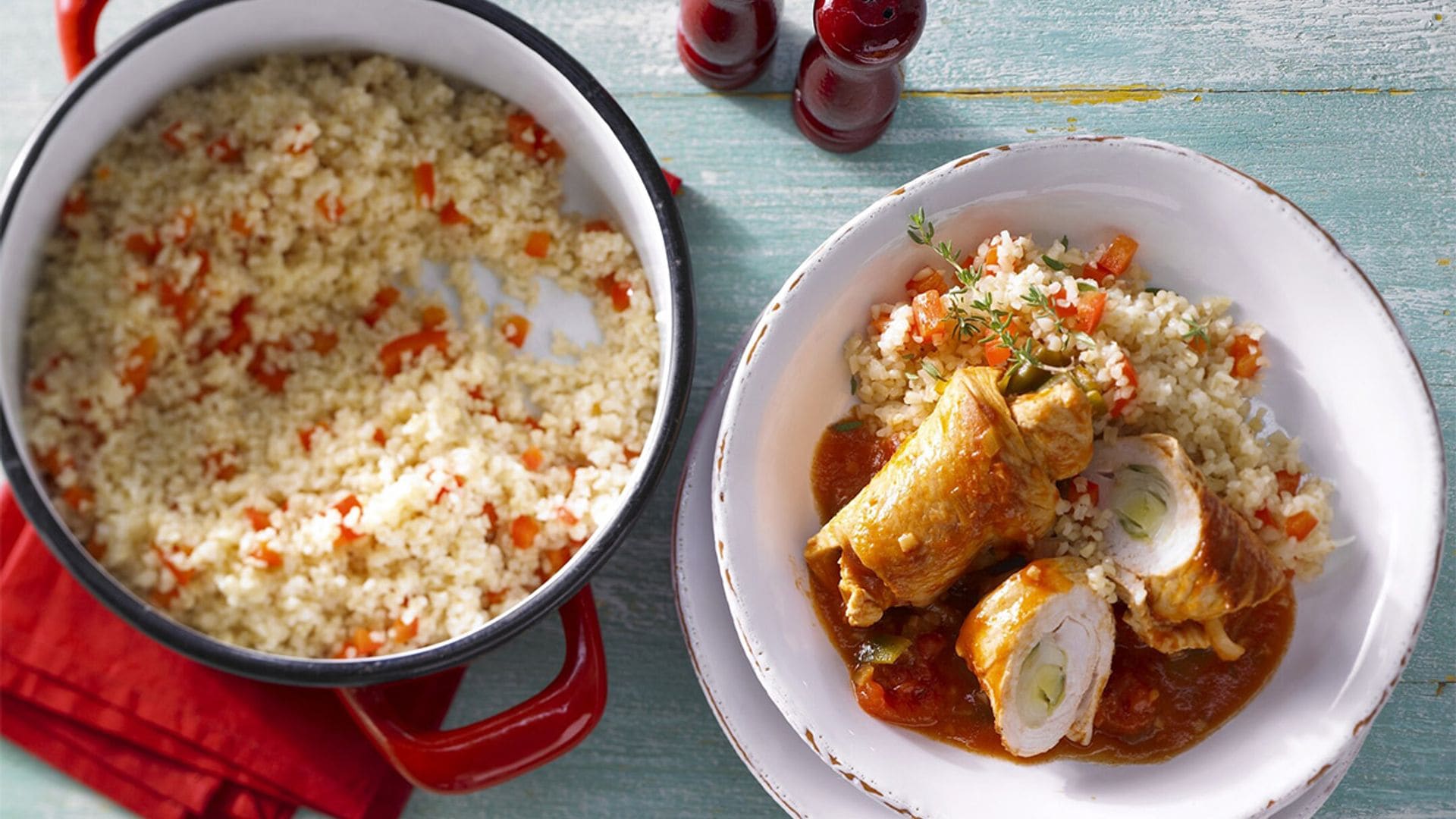 Rollitos de pavo rellenos de puerro con cuscús y salsa de tomate