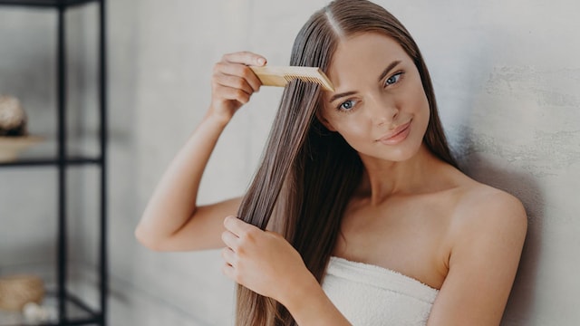 mujer peinando pelo