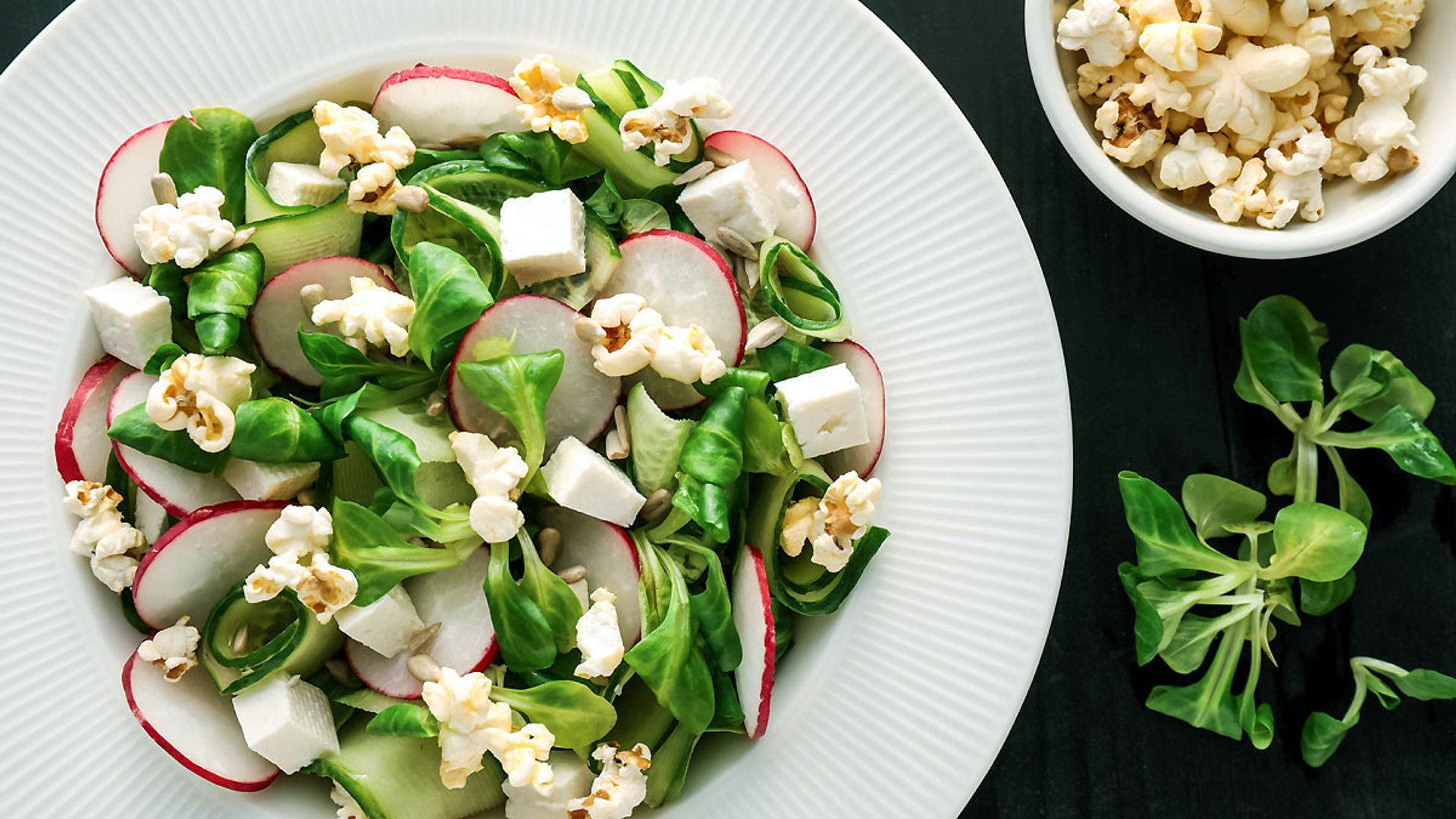 Ensalada de rabanitos, canónigos y palomitas