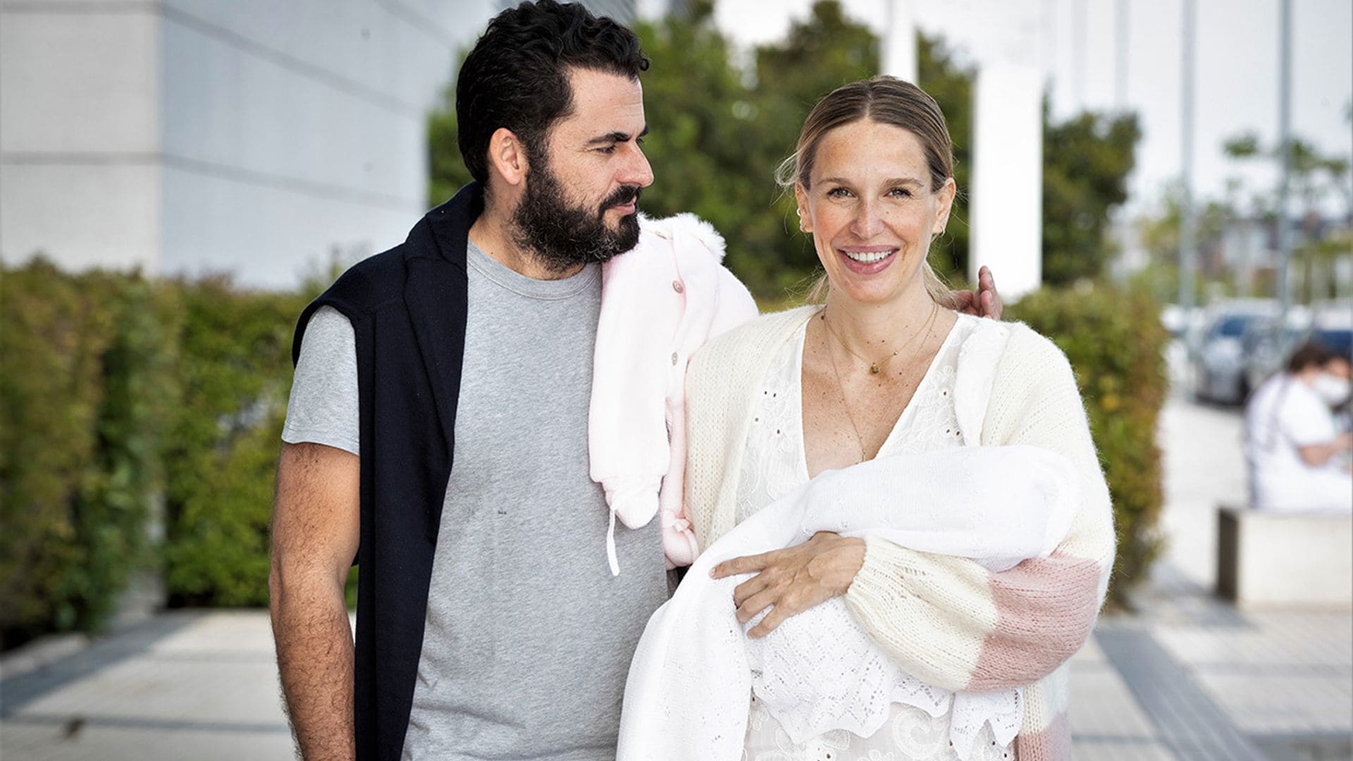 El primer paseo de Juana, la hija de Carola Baleztena y Emiliano Suárez