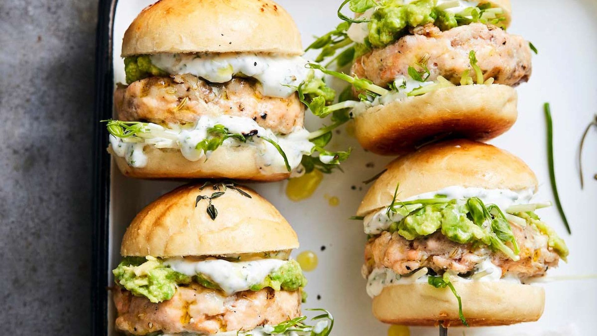 Mini hamburguesas de salmón con crema agria de cebollino y aguacate