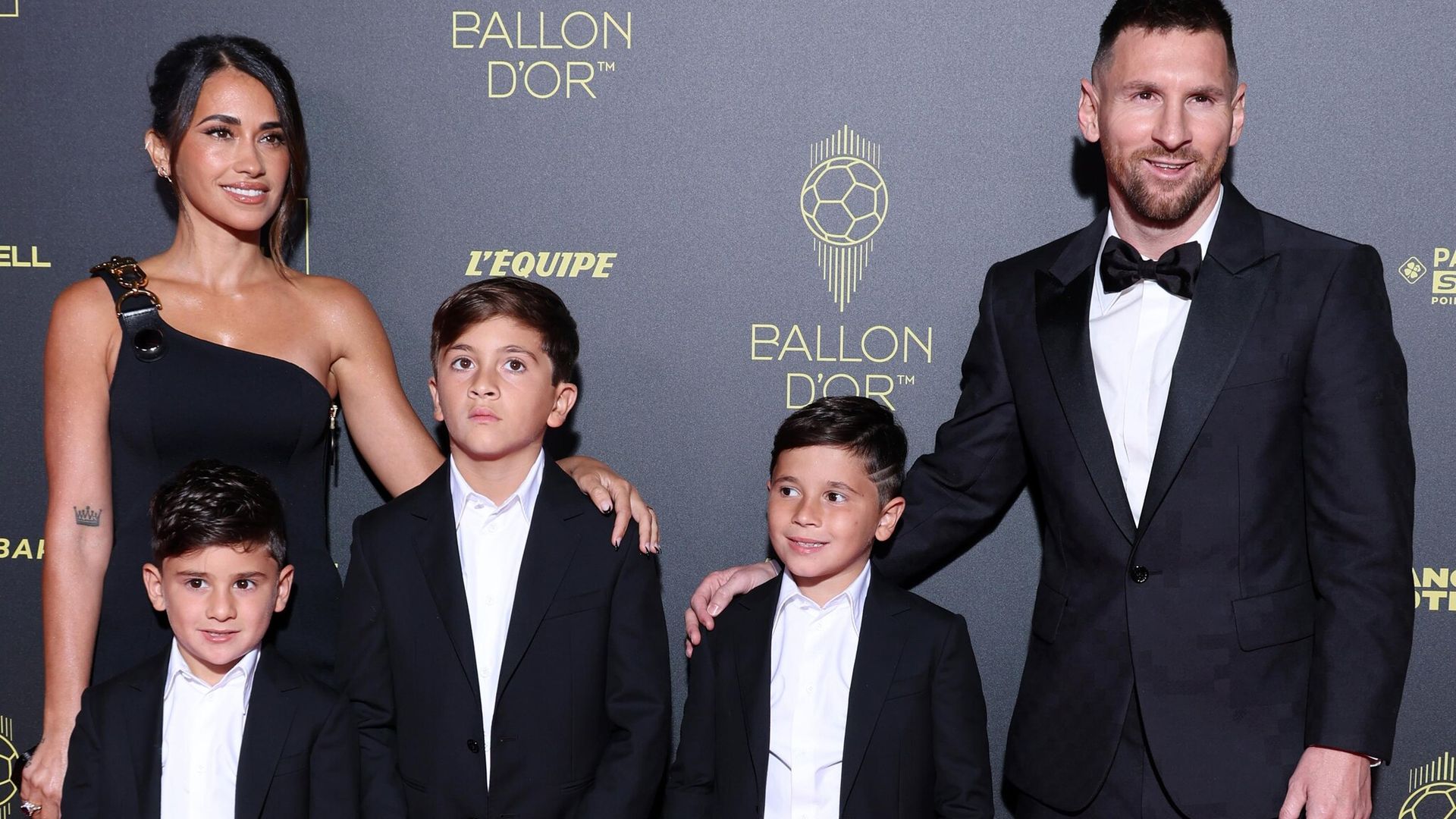 Rodeado del amor de su familia, Messi recibe su octavo Balón de Oro