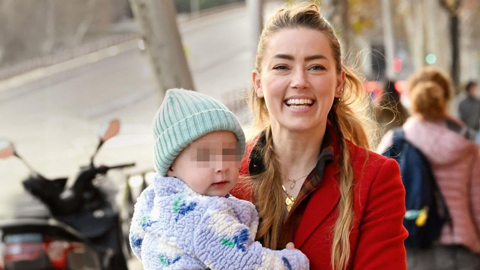 Amber Heard y su hija, Oonagh Paige, cada vez más integradas en su vida en España