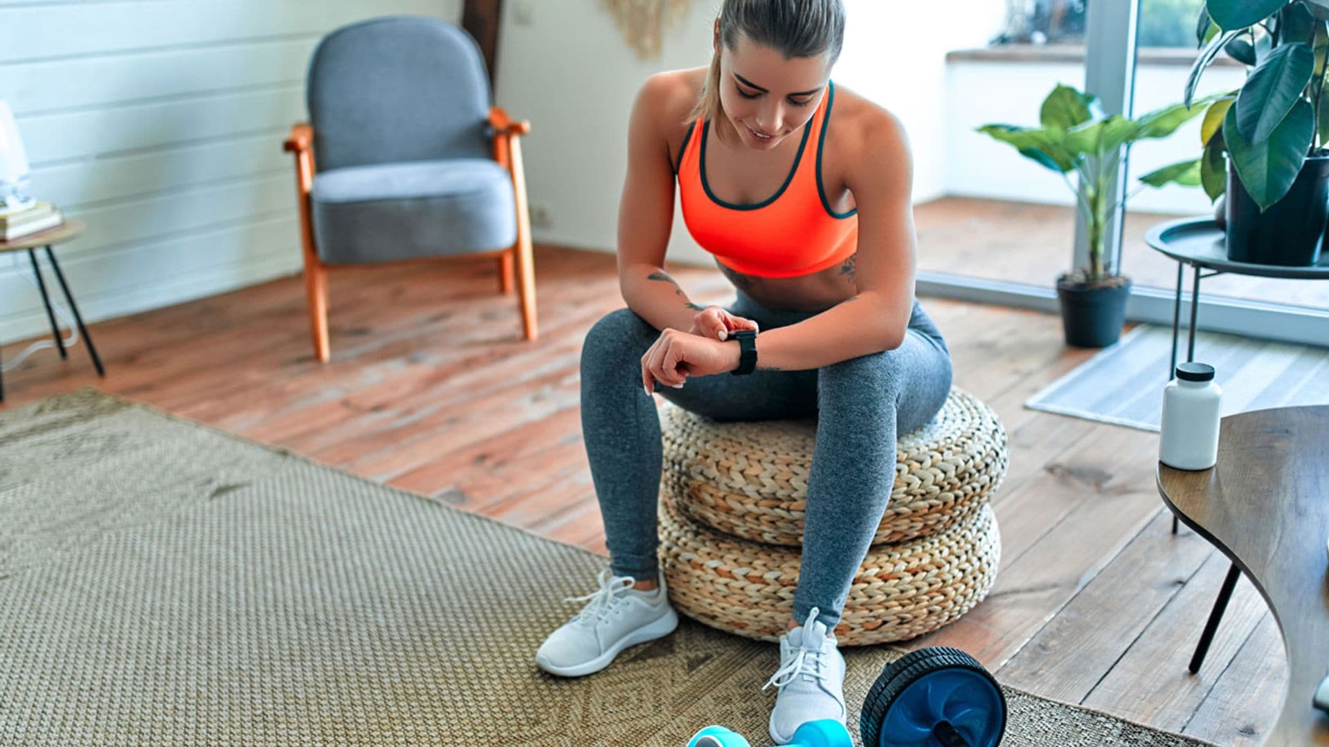 ¿Te han cerrado el gym? Aquí tienes 13 ejercicios que puedes hacer en 10 minutos