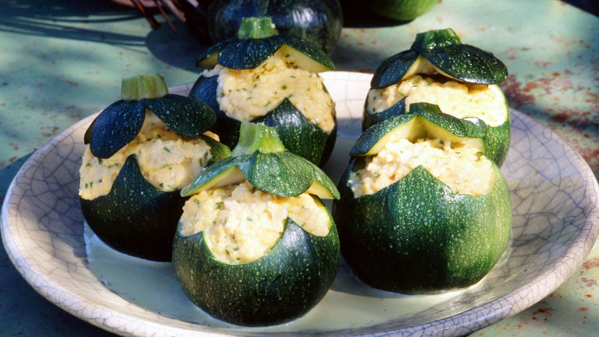 Calabacines redondos rellenos de revuelto de parmesano