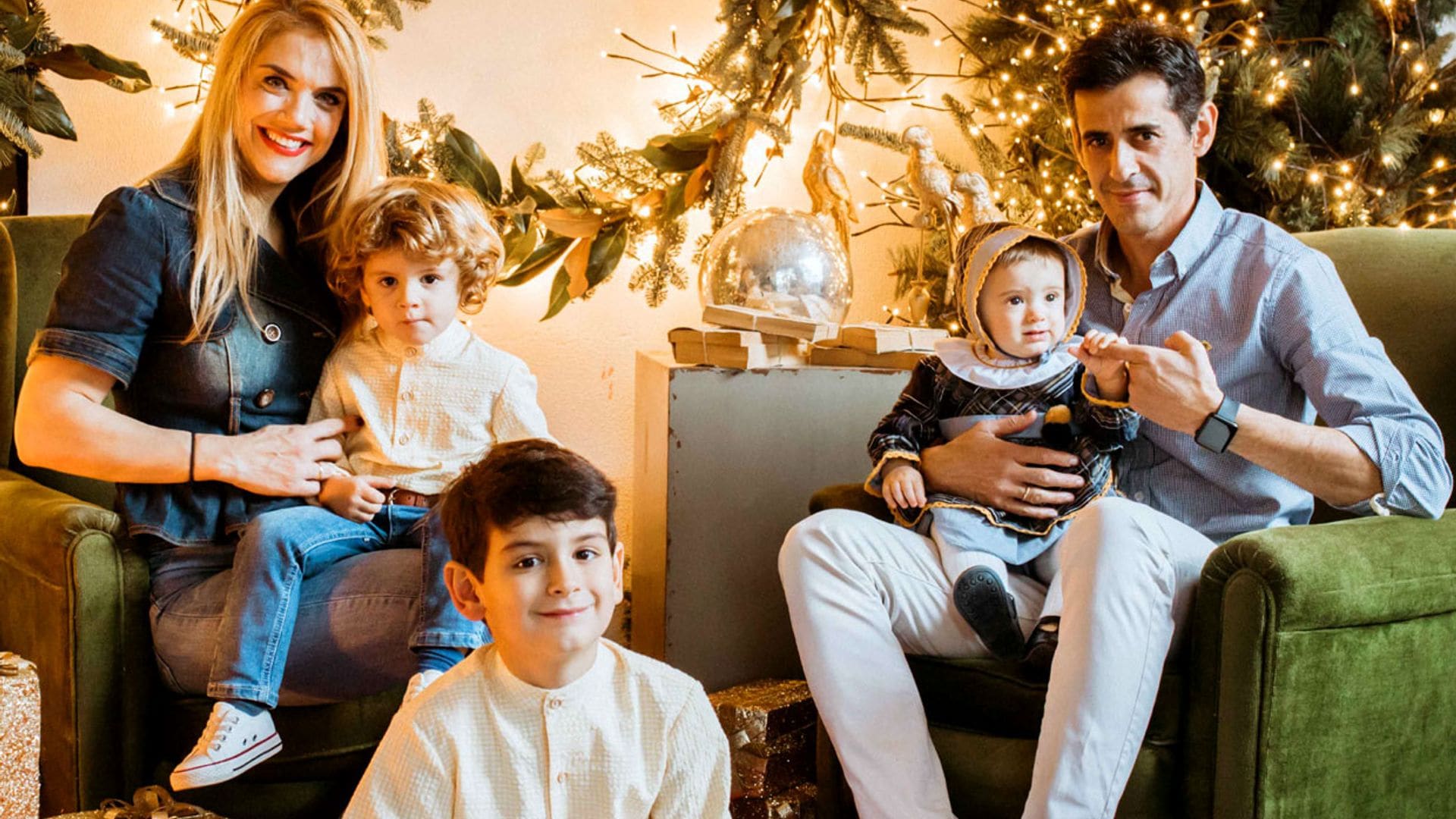 ¡Primeras Navidades como familia numerosa!: Víctor Janeiro y Beatriz Trapote posan así de felices con sus tres hijos