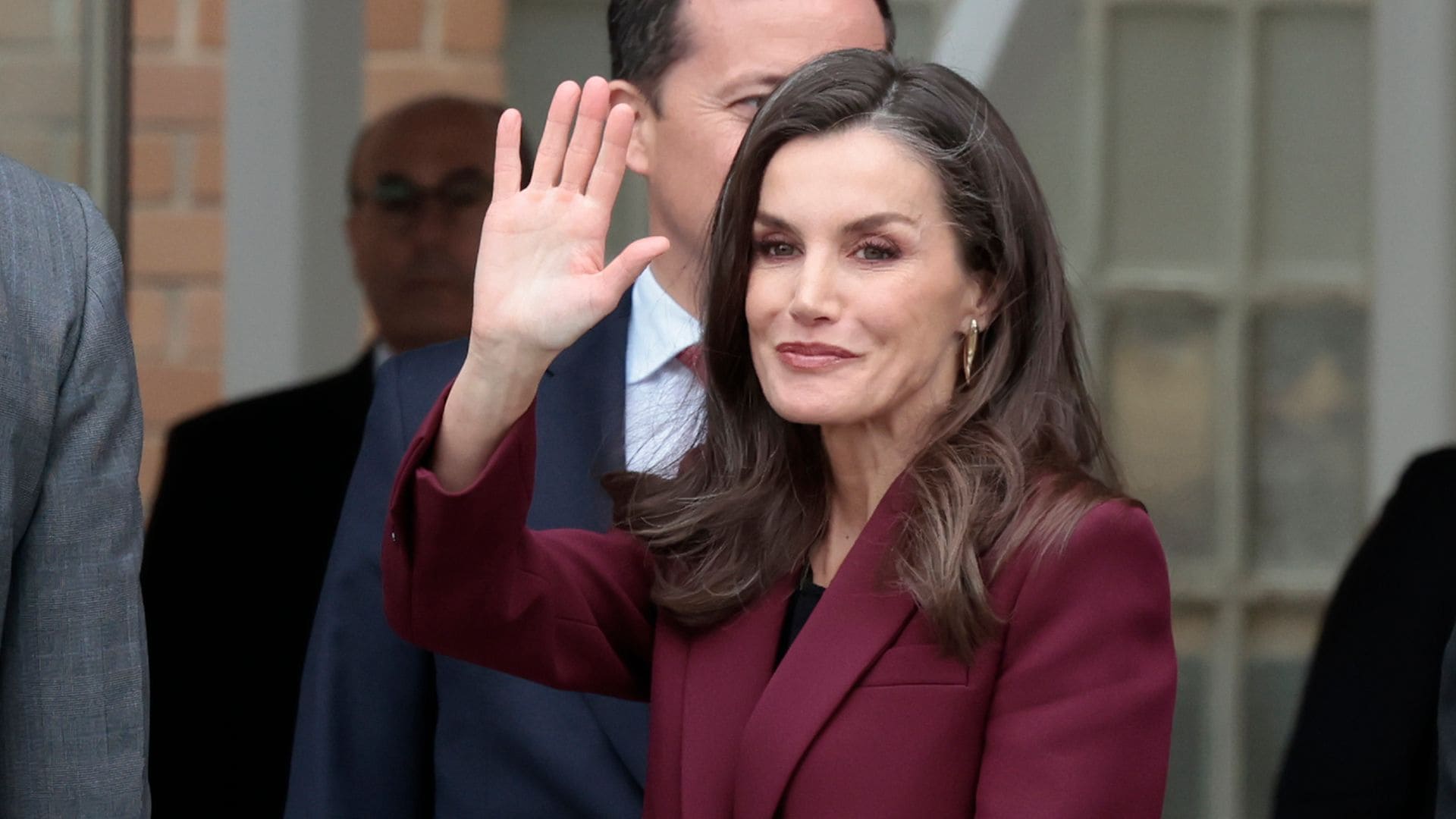 La reina Letizia actualiza el 'power dressing' con un traje burdeos y sus mocasines de tacón cómodo