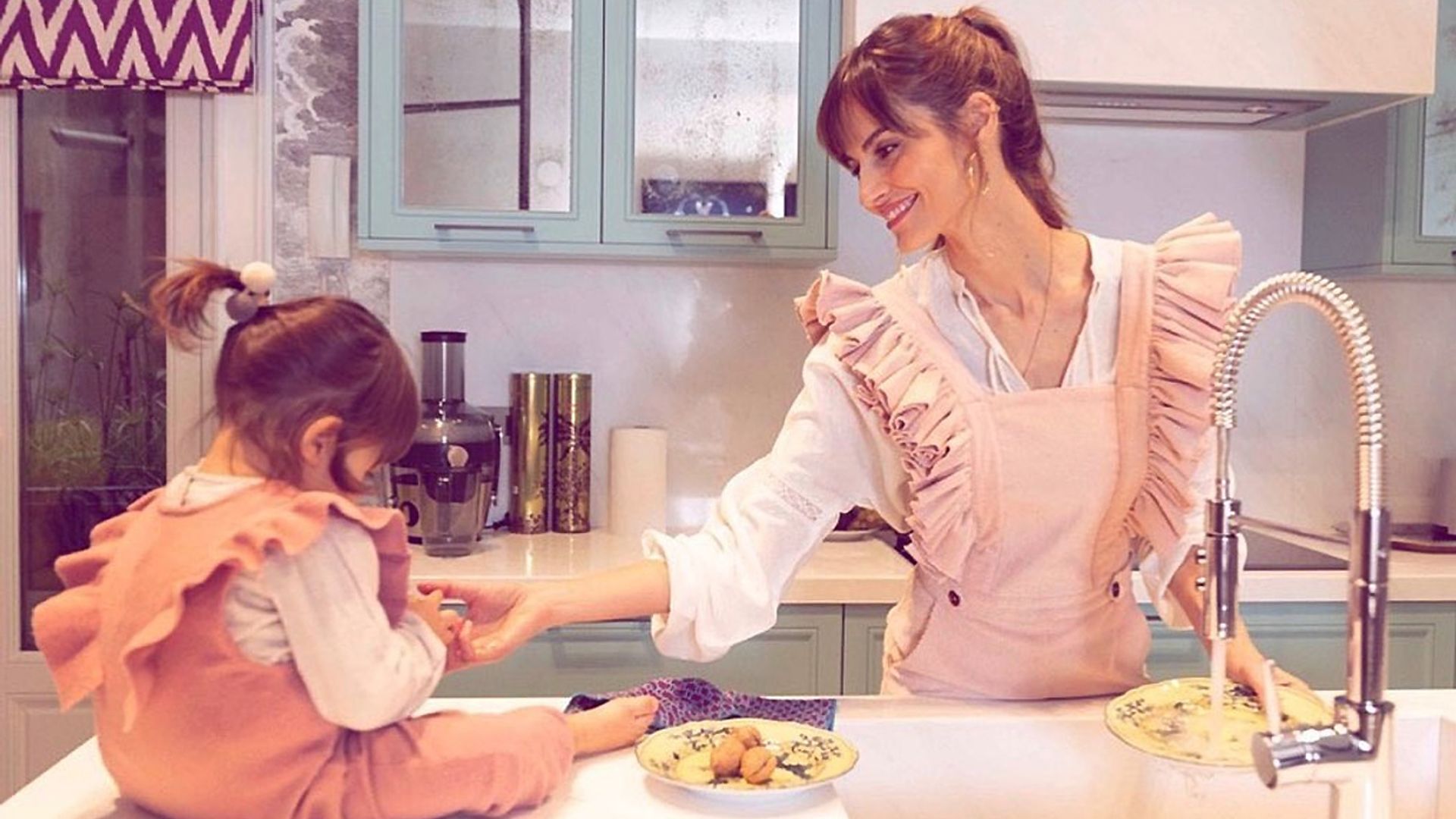 Ariadne Artiles y su hija comparten un divertido momento en la cocina