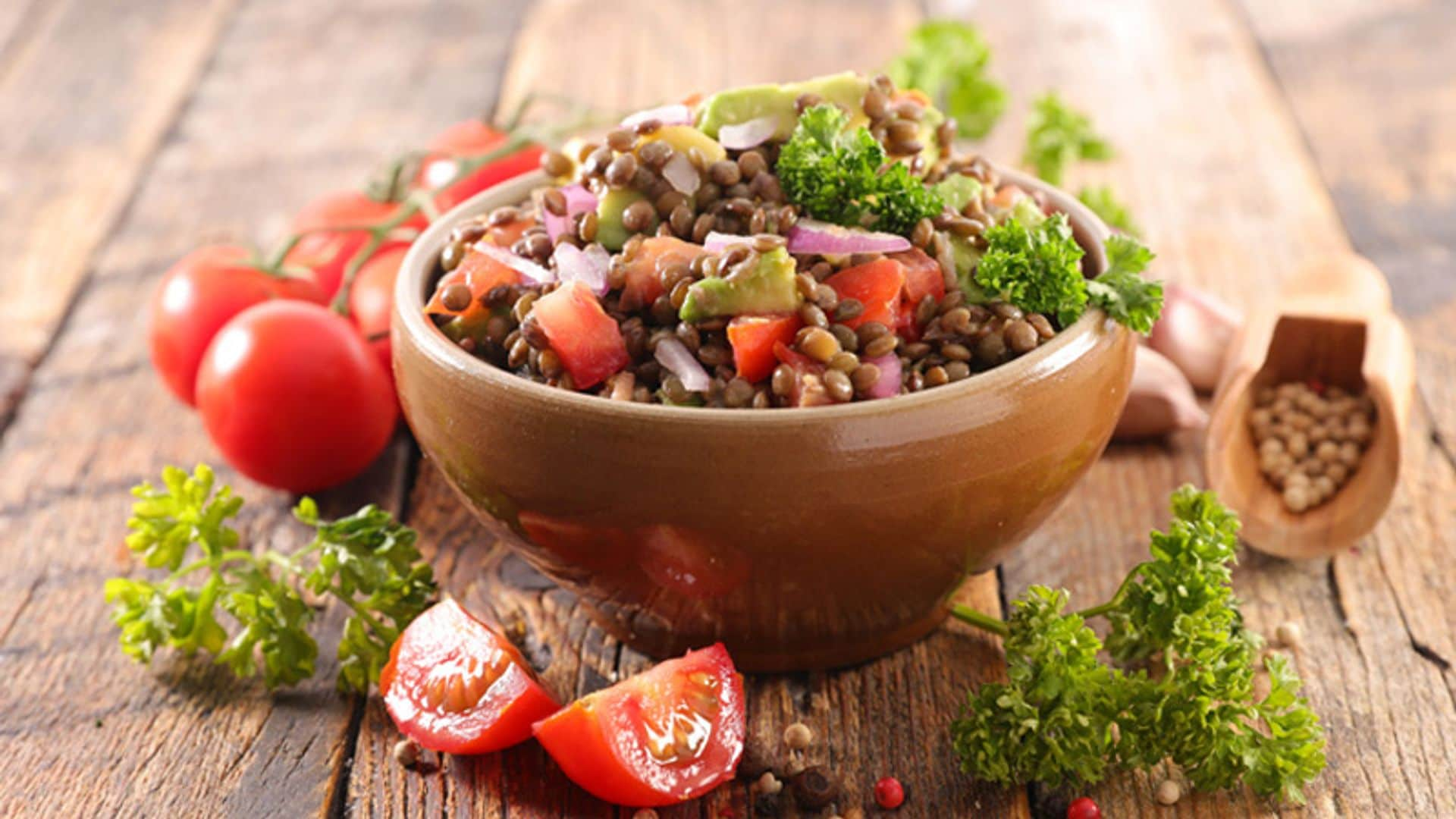 Ensalada de lentejas con atún, tomate y aguacate