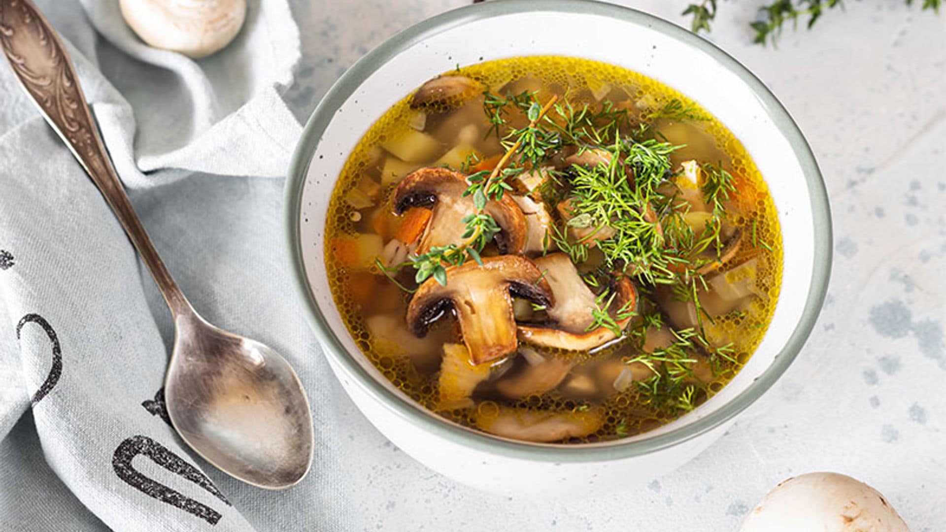 Sopa de cebada con vegetales, setas y hierbas aromáticas