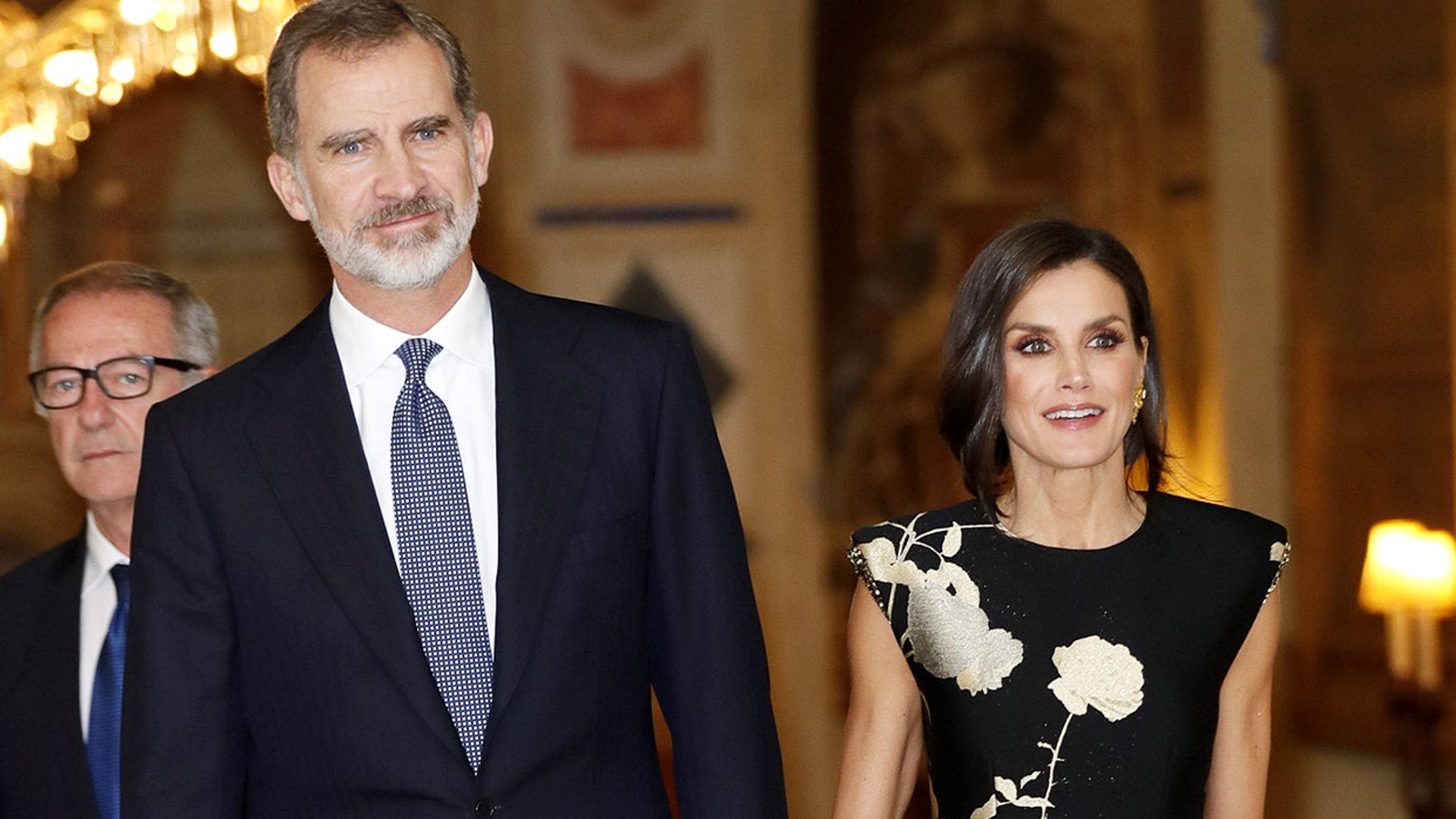 De la mano y muy cómplices: don Felipe y doña Letizia presiden la entrega de un premio periodístico