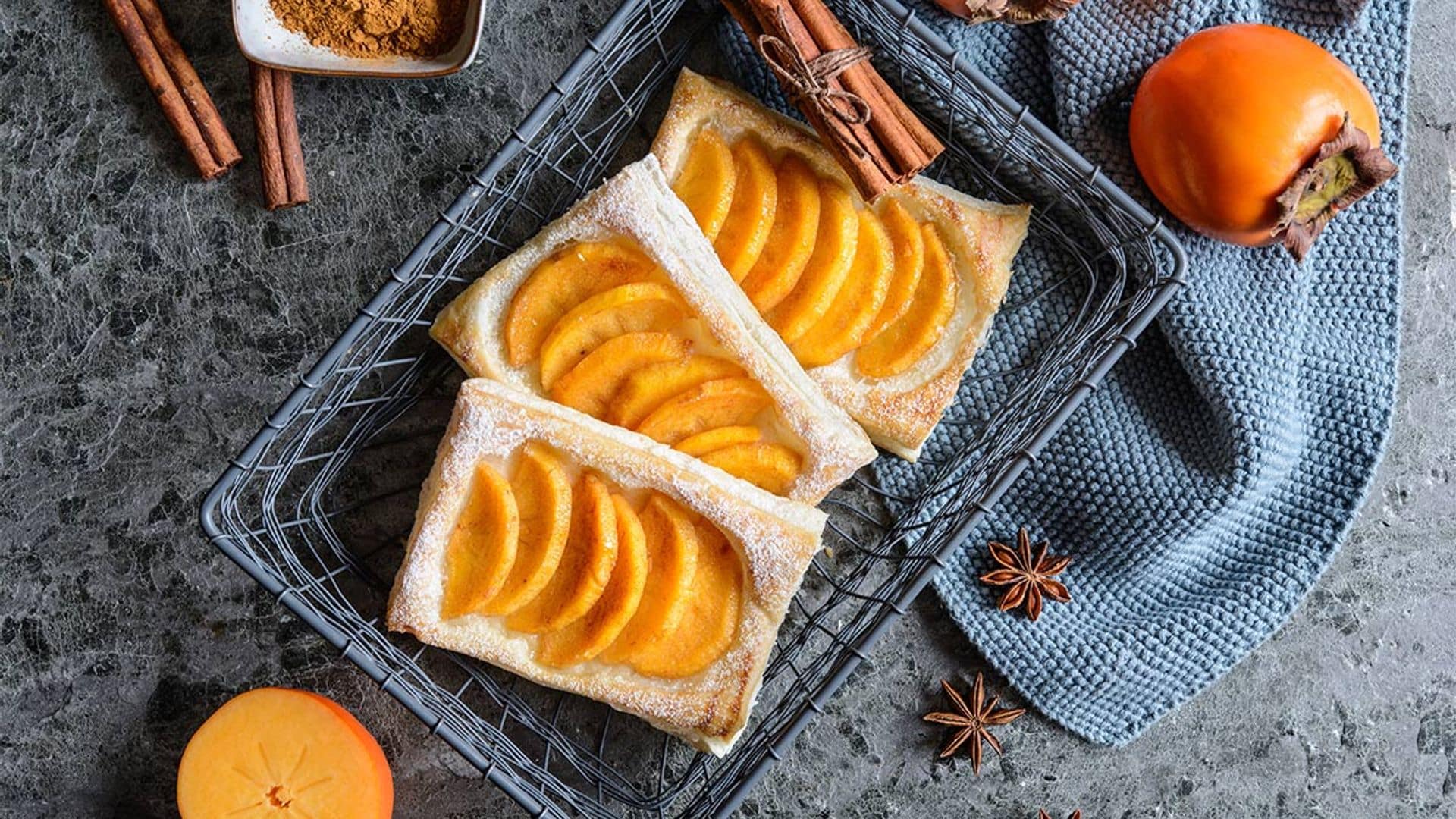 Tartaletas de hojaldre con crema y caqui