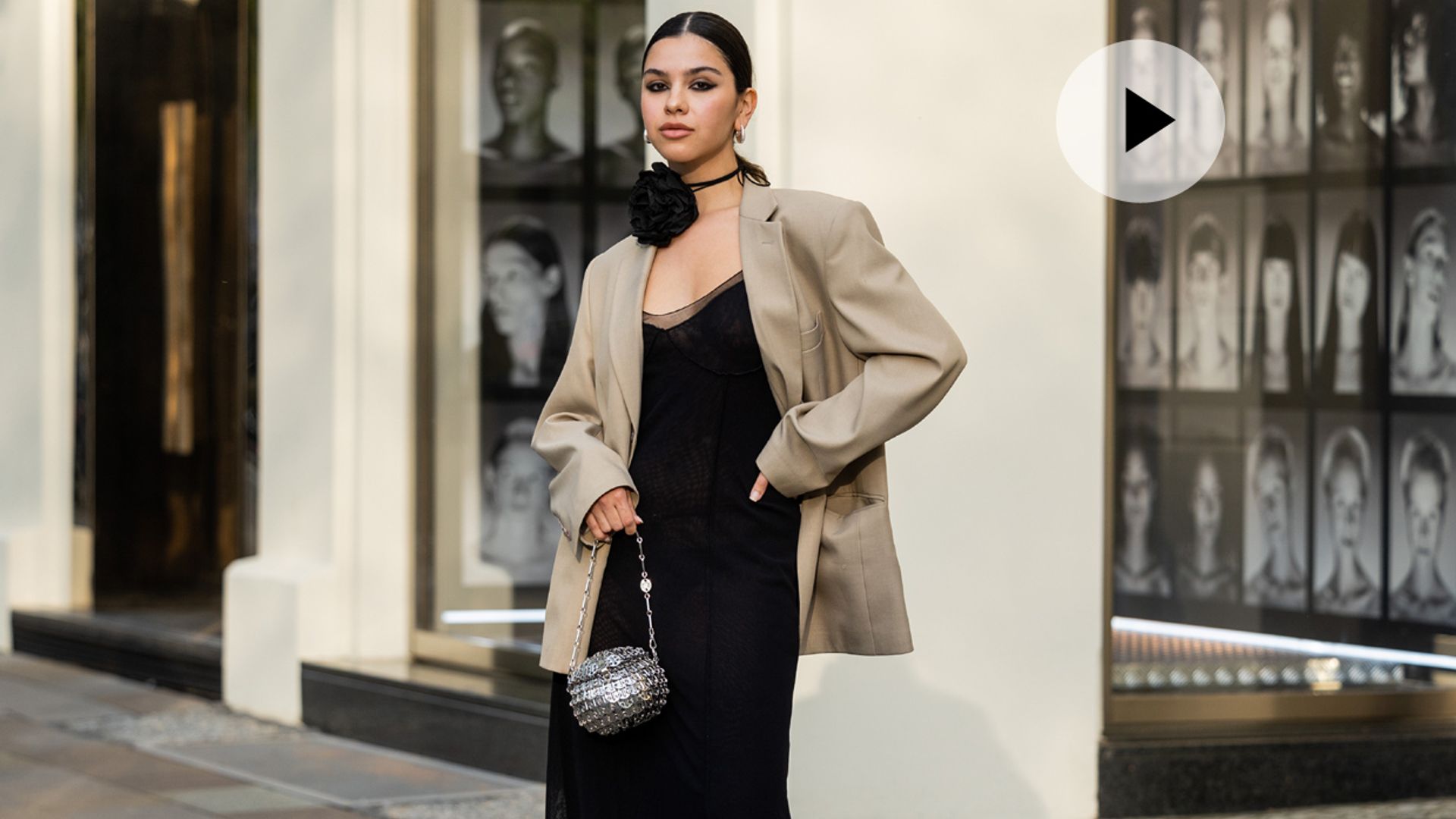 Cómo incorporar un ‘choker’ de flor a tus looks de invitada y también en la calle