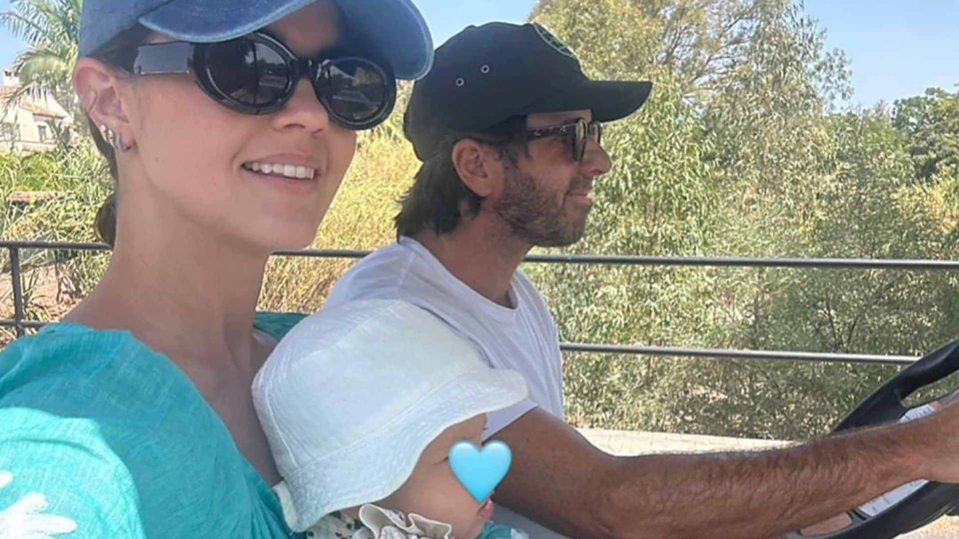 Isabelle Junot abre el álbum de fotos de sus vacaciones junto a Álvaro Falcó, y su hija Philippa