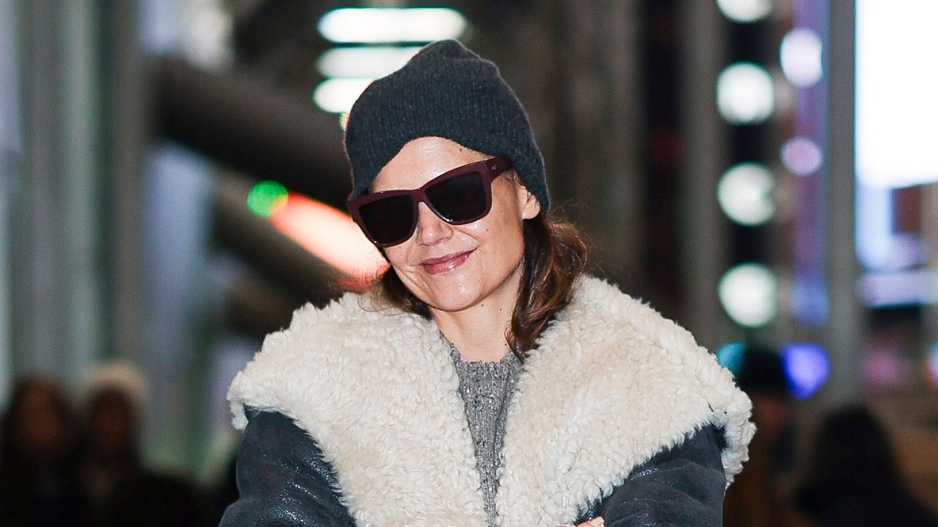 Katie Holmes triunfa en Nueva York con abrigo largo ‘shearling’, vaqueros holgados y zapatillas blancas retro