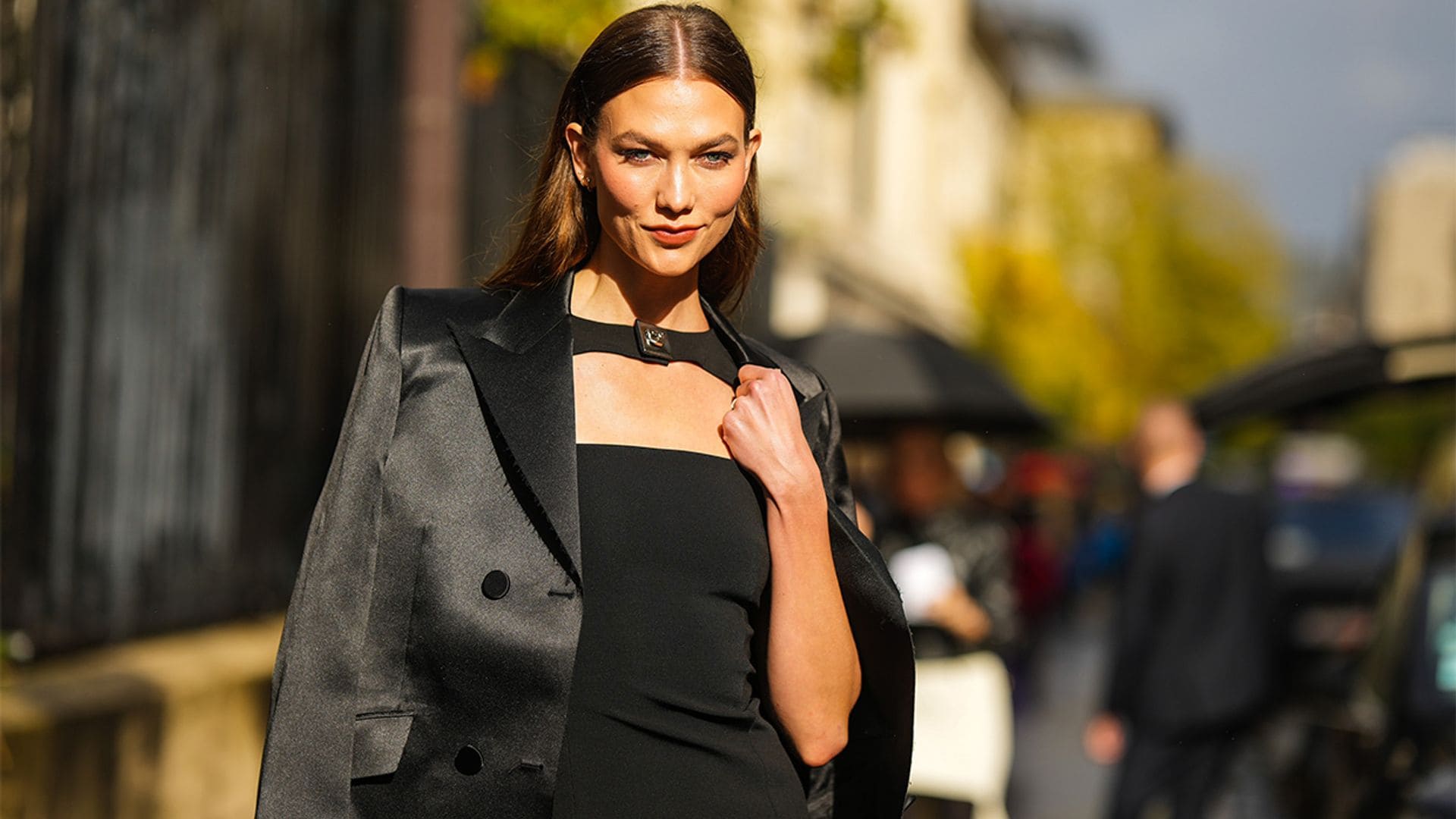 Karlie Kloss celebra su cumpleaños junto a sus hijos con un look cómodo que no pasa de moda