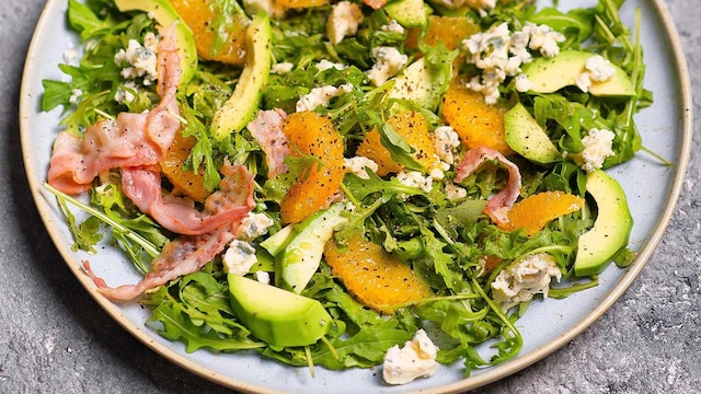 ensalada de naranja y aguacate con queso azul rucula y bacon