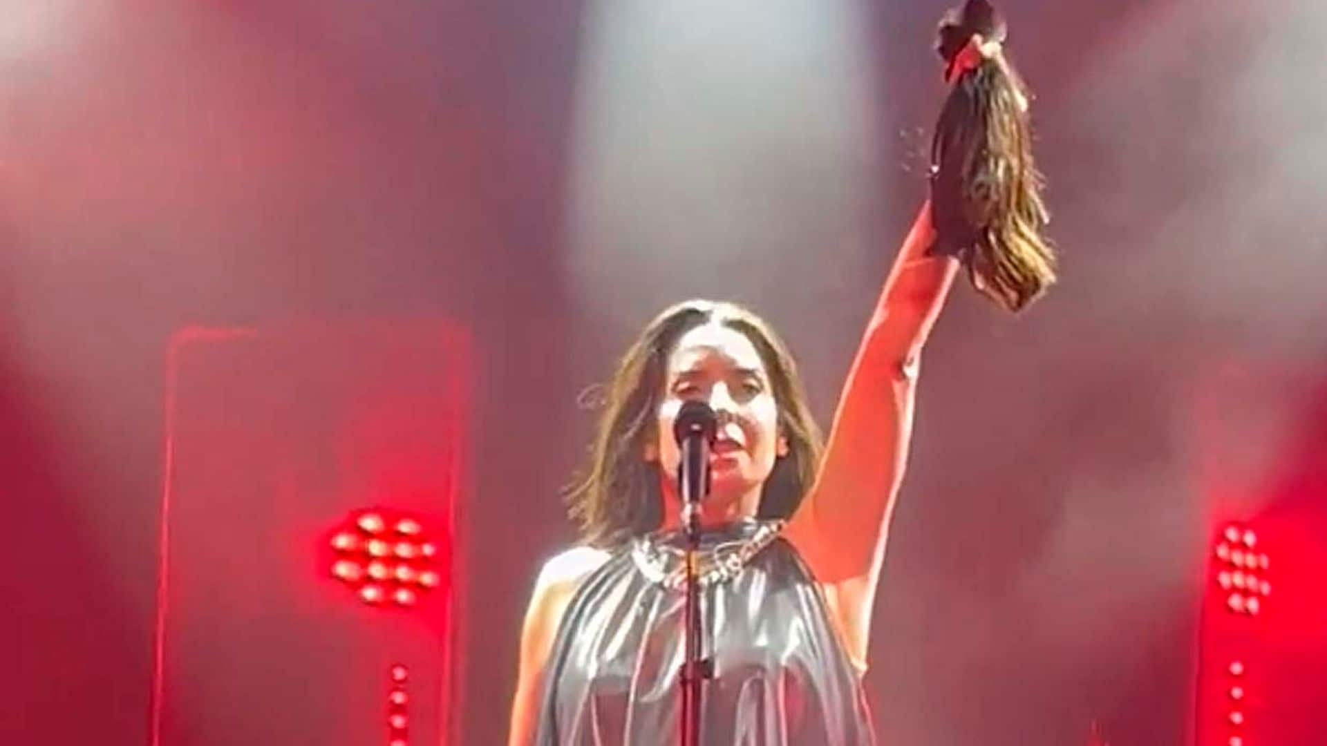 Ruth Lorenzo sorprende a su público cortándose el pelo en pleno concierto como señal de protesta