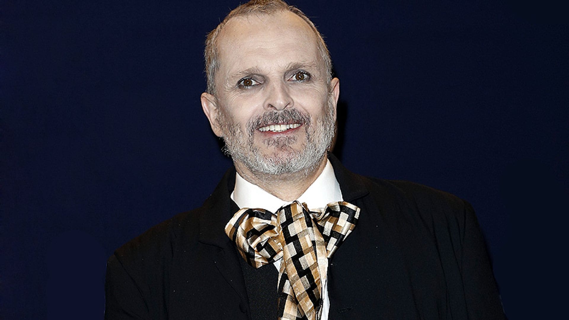 Rodeado de amigos, Miguel Bosé disfruta del Gran Premio de México