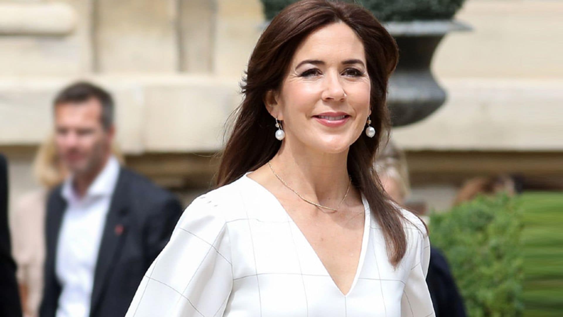 Mary de Dinamarca reinterpreta el vestido más inolvidable de Julia Roberts