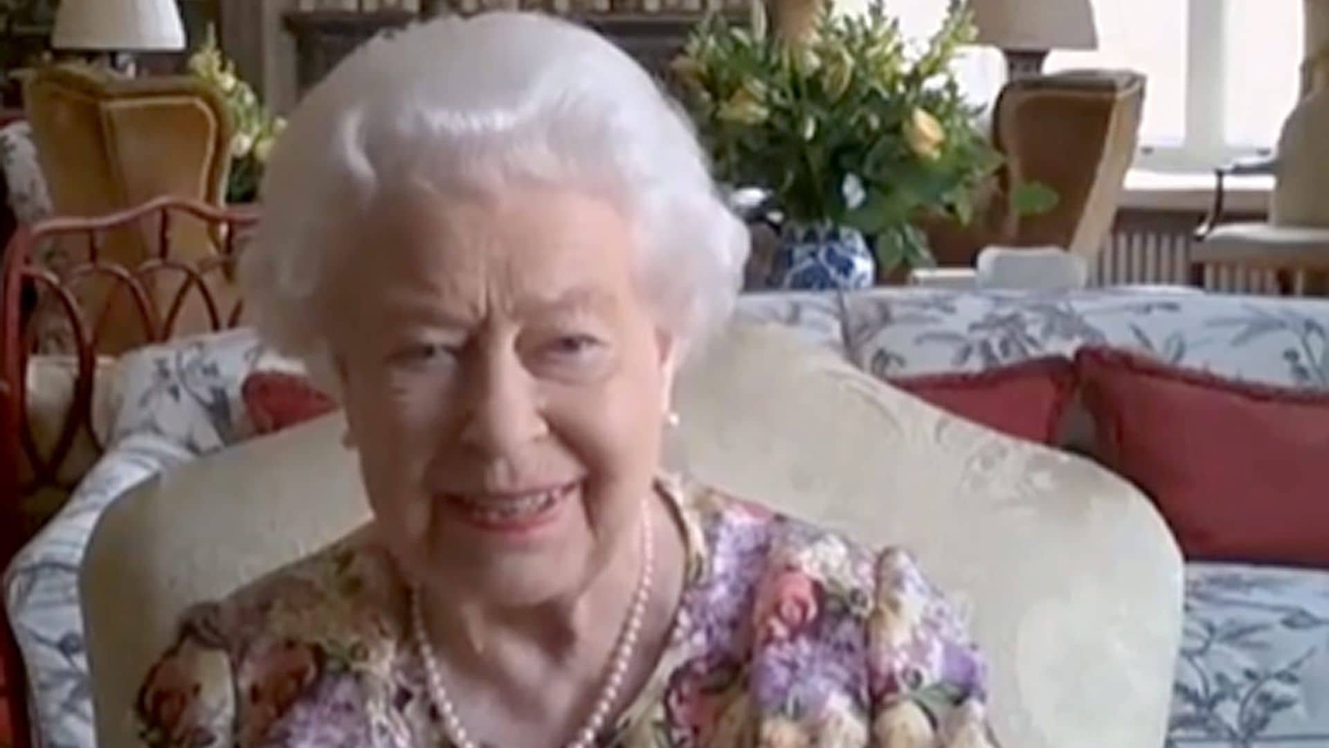 Isabel II, una Reina a la última, realiza su primera videollamada a los 94 años