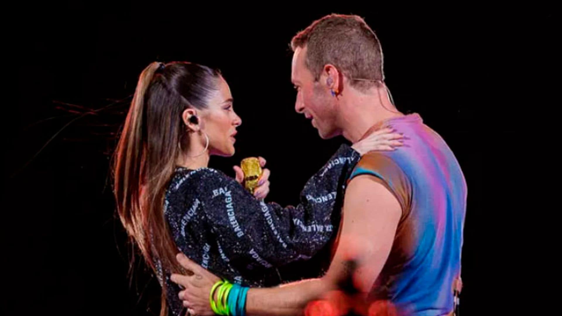 Chris Martin y Tini Stoessel desatan la locura cantando juntos en pleno centro de Dublín