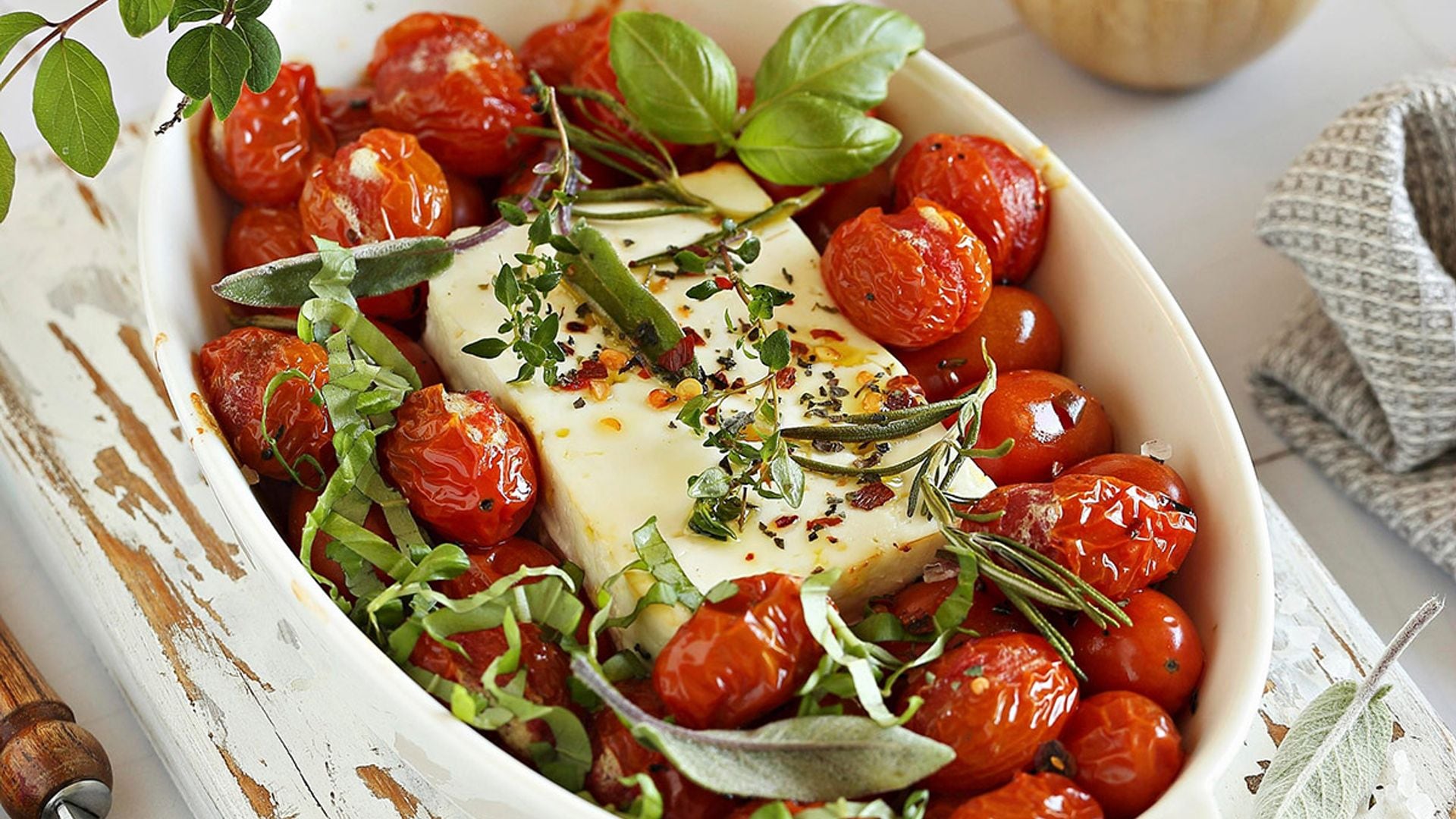 Tomates cherry asados con provolone y hierbas aromáticas