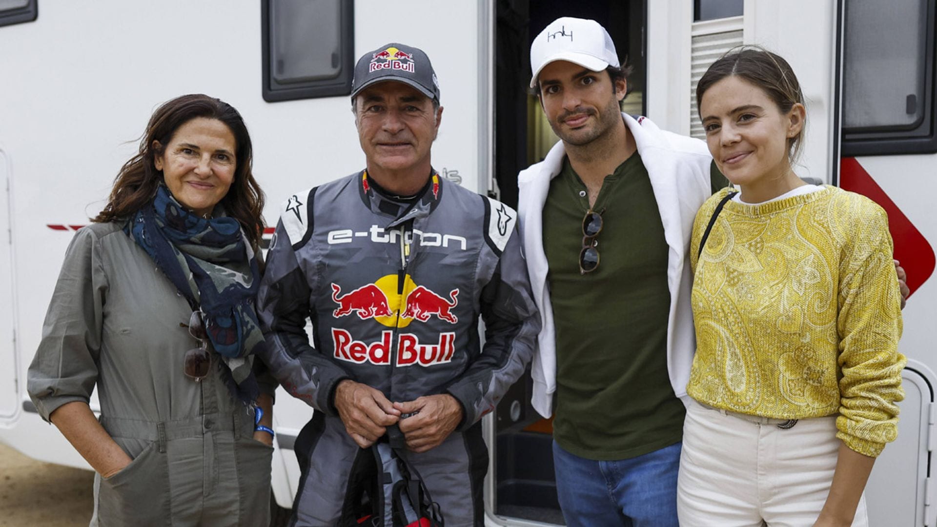 La familia de Carlos Sainz, su amuleto de la suerte en el arranque del Dakar 2023