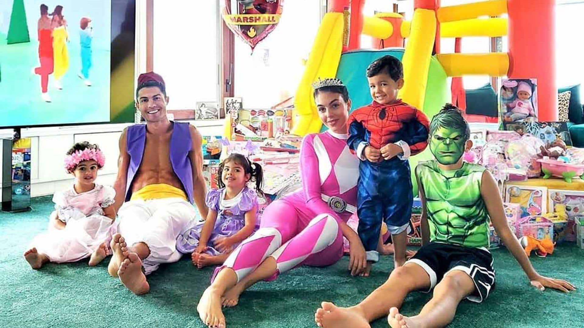 Aladdín, Hulk, Power Rangers... La gran fiesta que Georgina y Cristiano han hecho para los mellizos