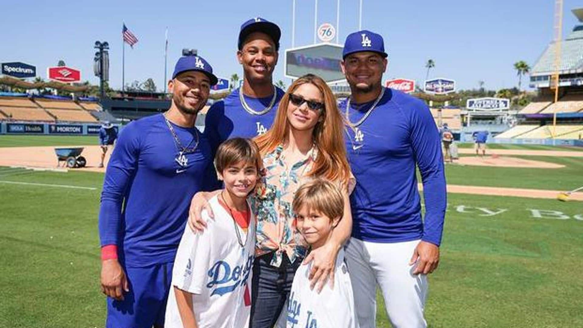 shakira con sus hijos en el estadio de los dodgers