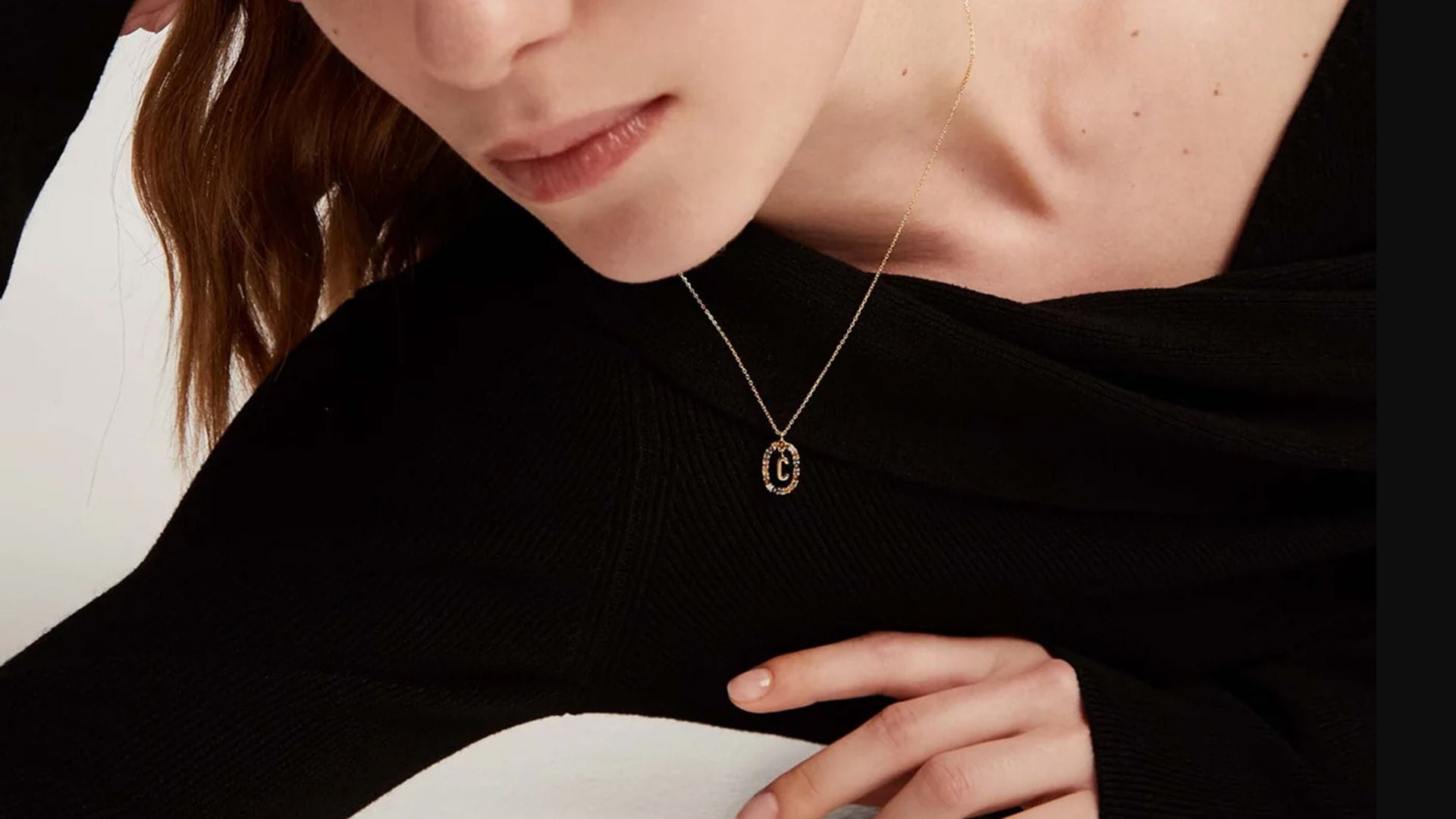 ¿Buscas un regalo bonito y asequible? 7 collares con inicial con los que acertar siempre