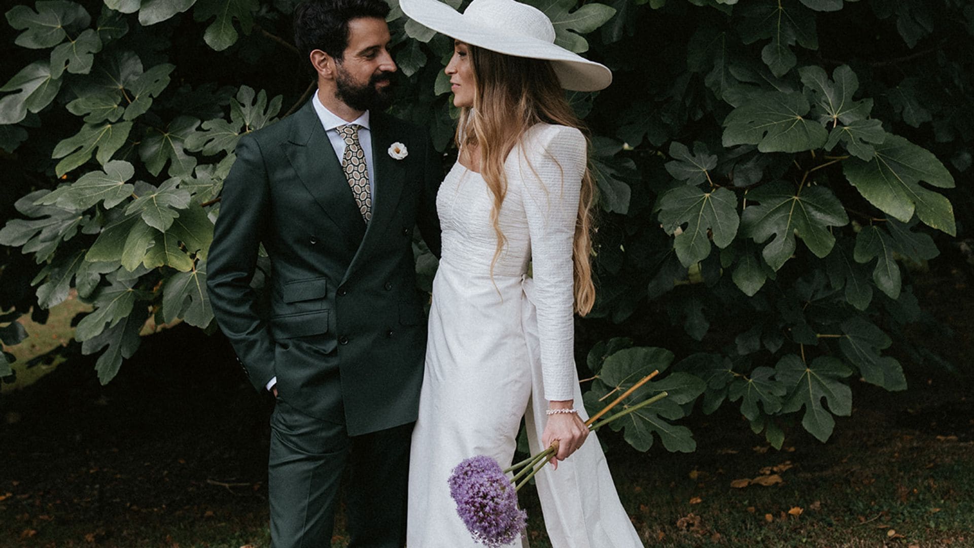 La historia de Ana, la novia del look midi con pamela que cambió Valladolid por Gijón