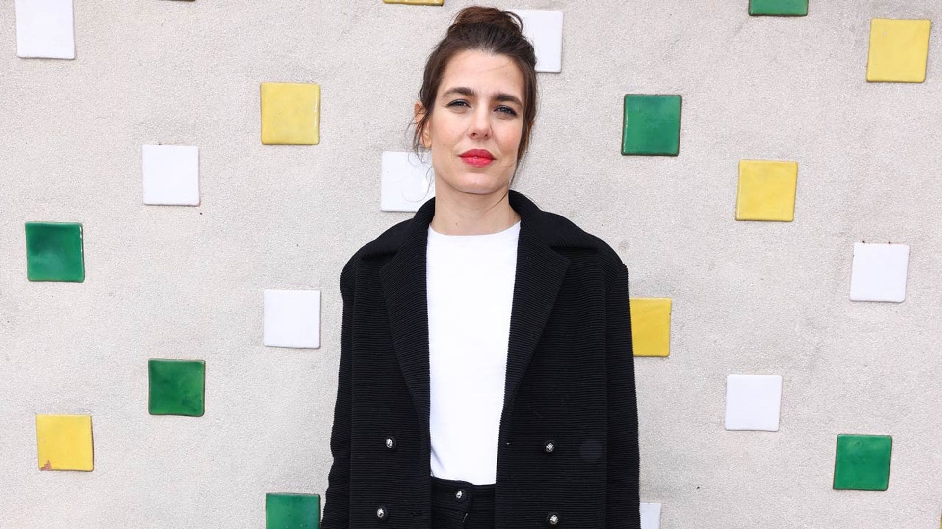 Carlota Casiraghi triunfa en Marsella a golpe de básicos: traje con sello francés y ‘Mary Janes’