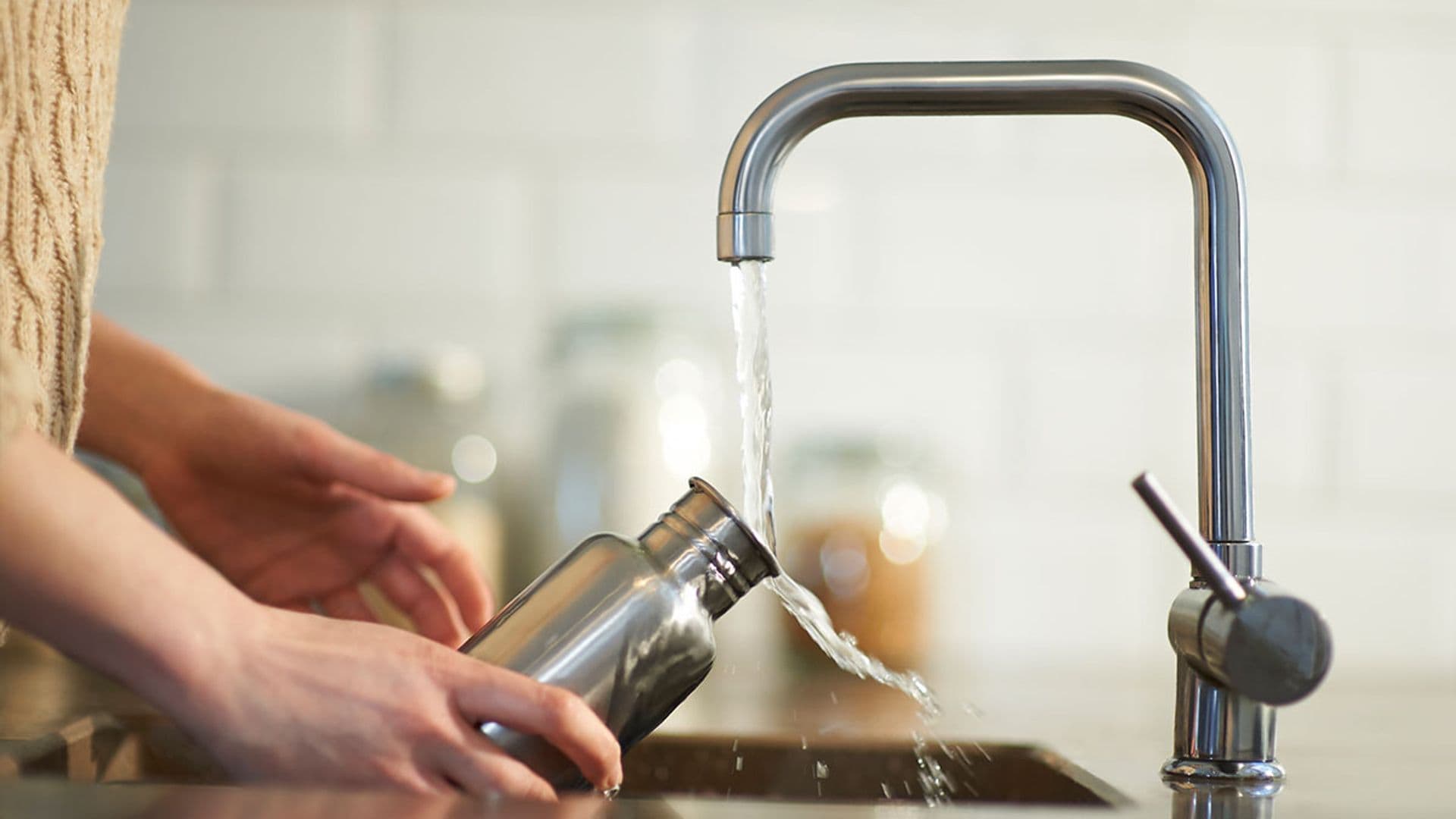 Agua purificada siempre a mano con estas botellas con filtro incorporado