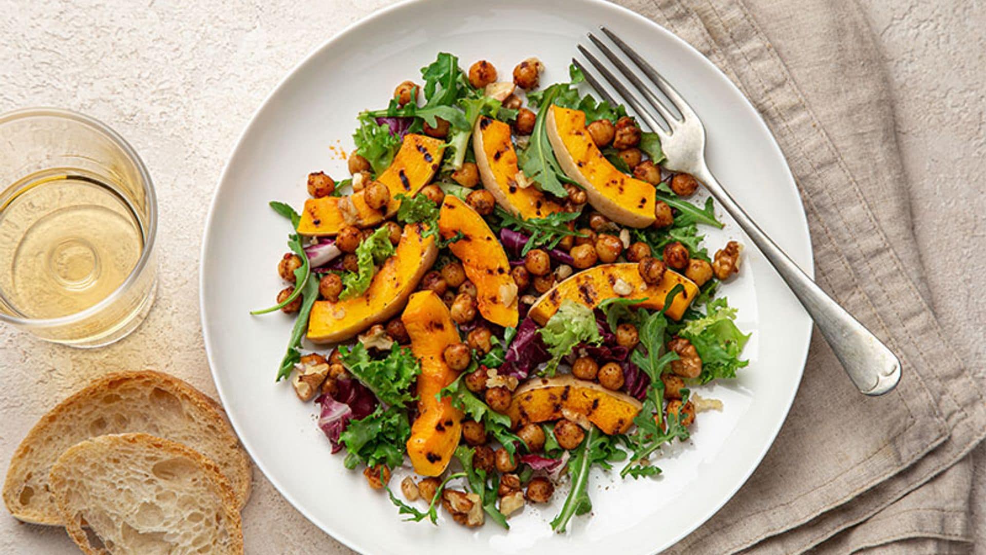 Ensalada de calabaza a la parrilla con garbanzos salteados