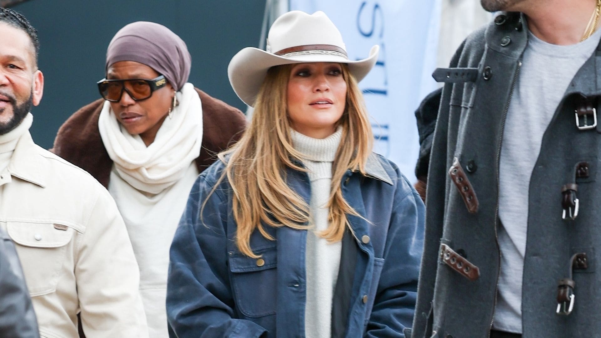 Los nuevos looks ‘après ski’ de Jennifer Lopez para sus salidas con Kevin Costner y su hija Emme en Aspen