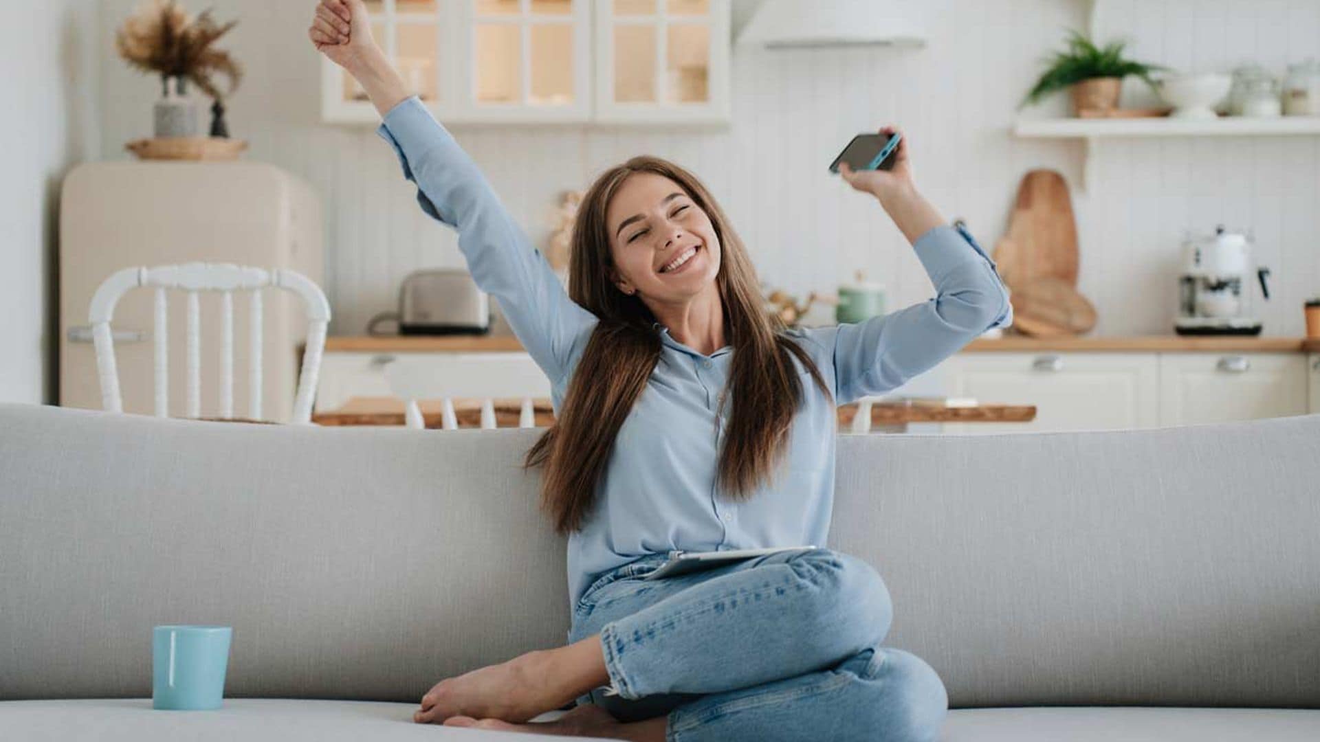 mujer feliz sofa