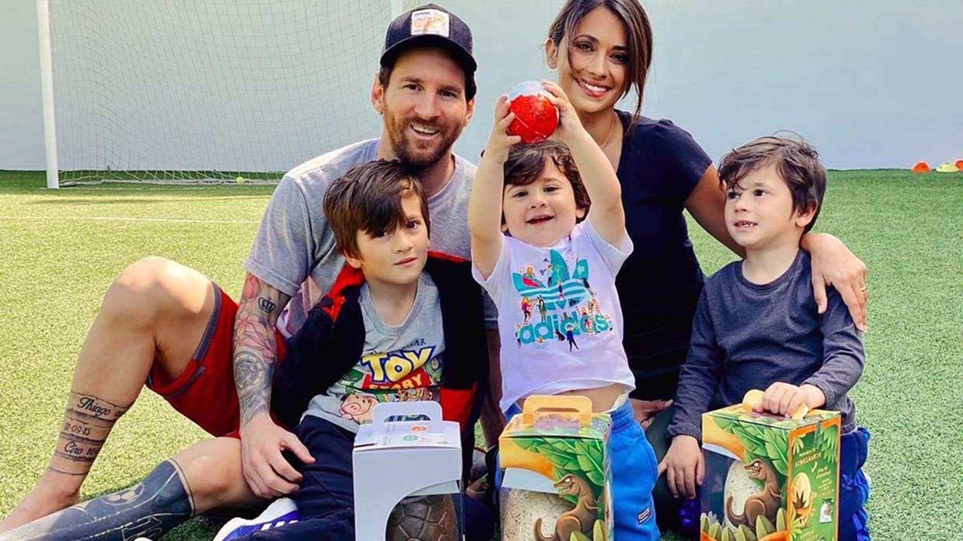 ¡Es un peluche! Las fotos más divertidas y simpáticas de los hijos de Messi para presentar a su perro