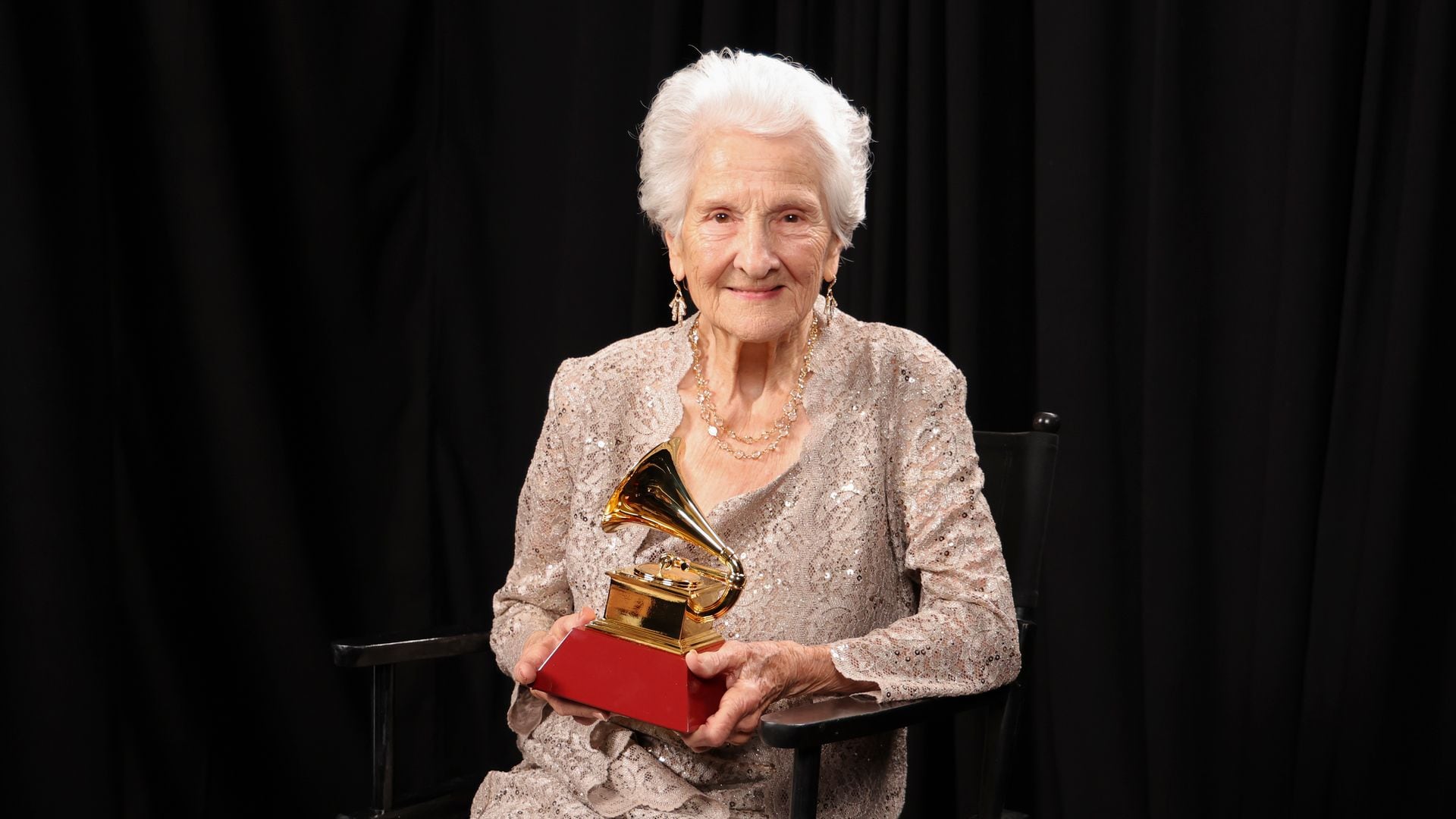 Fallece Ángela Álvarez, la cantante que hizo historia al ganar su primer Latin GRAMMY a los 95 años