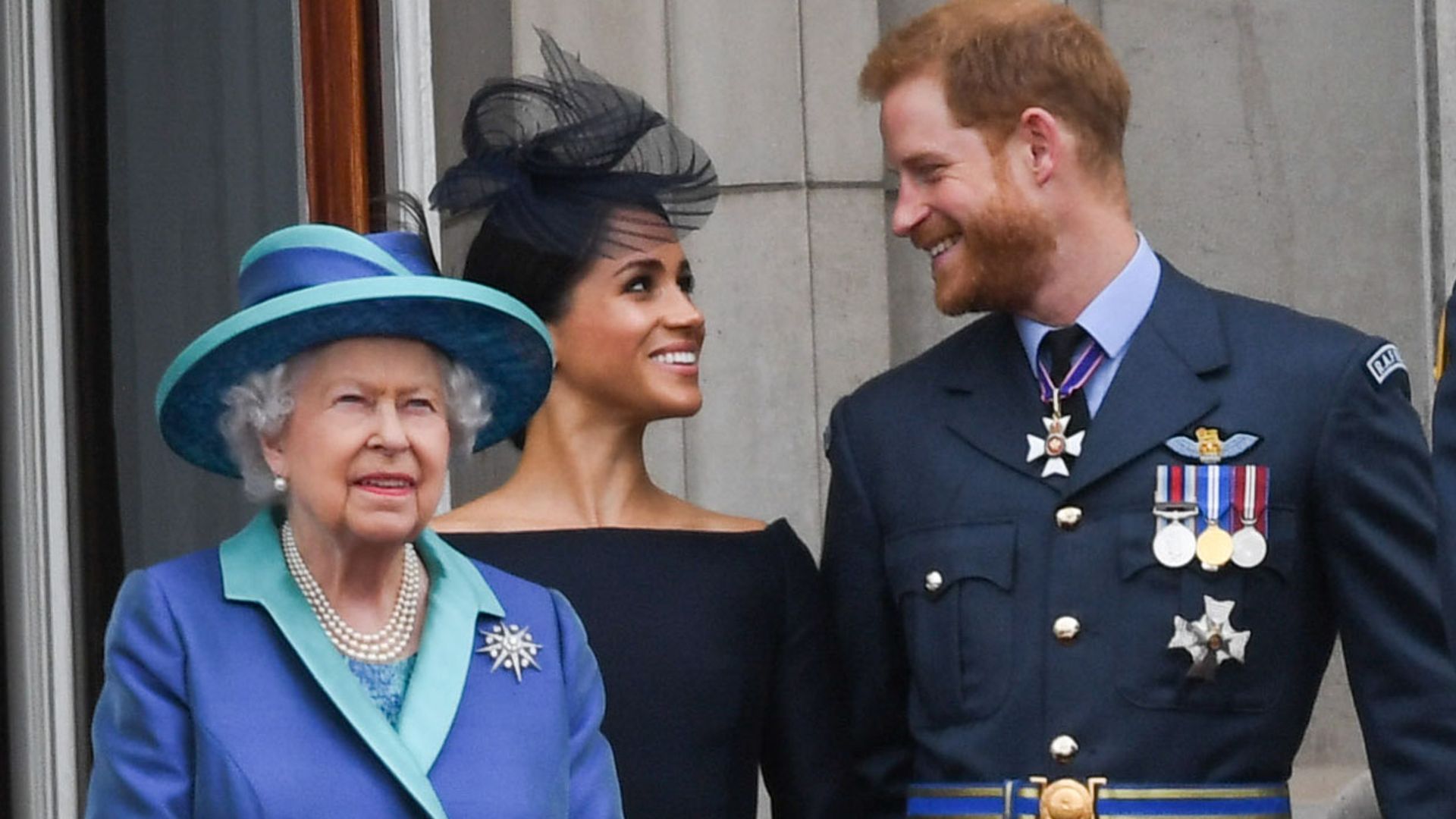 Una sorprendente decisión: la reina Isabel II retira de Palacio la foto de Harry y Meghan